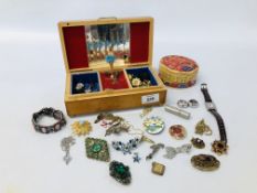 MUSICAL JEWELLERY BOX AND CONTENTS TO INCLUDE VARIOUS COSTUME JEWELLERY CLIP ON EARRINGS,