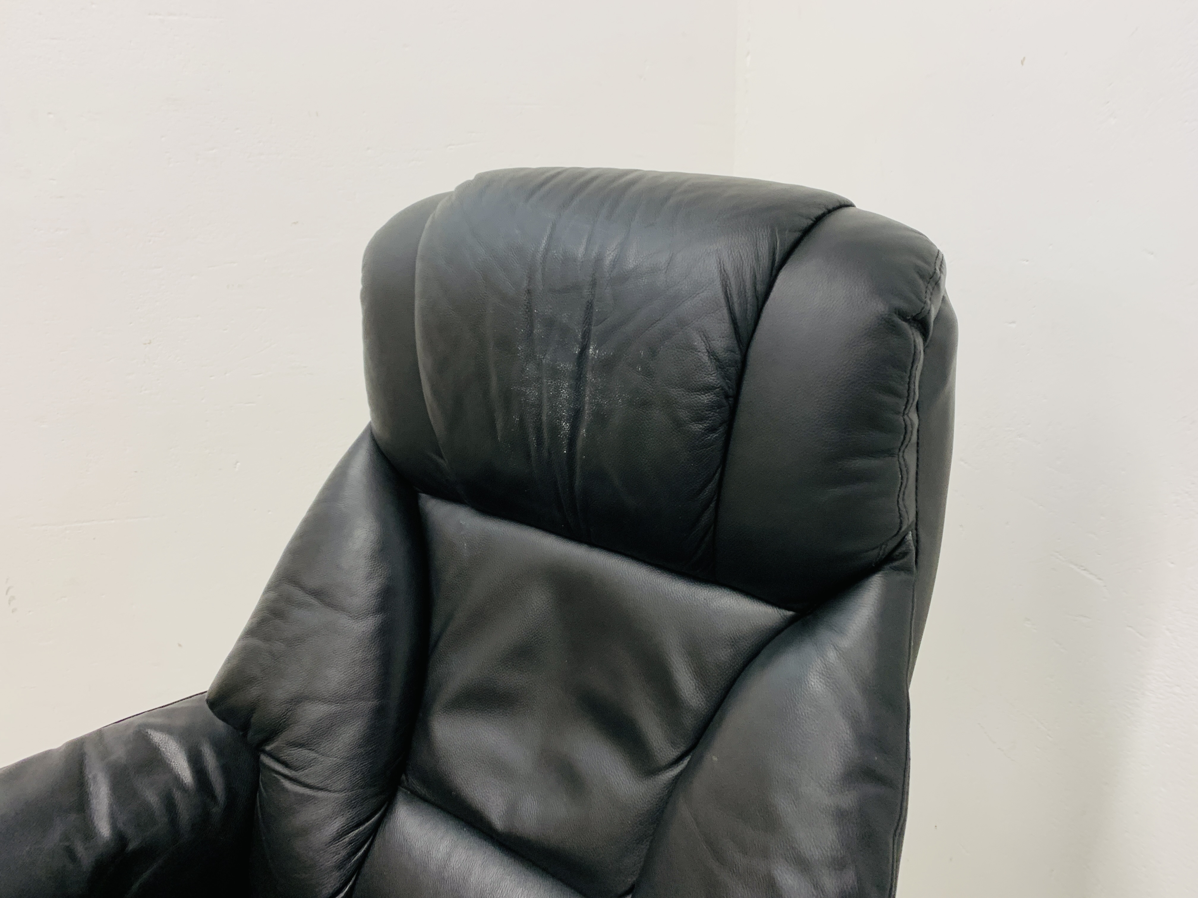 A BLACK LEATHER RELAXER CHAIR AND MATCHING FOOT STOOL. - Image 3 of 8