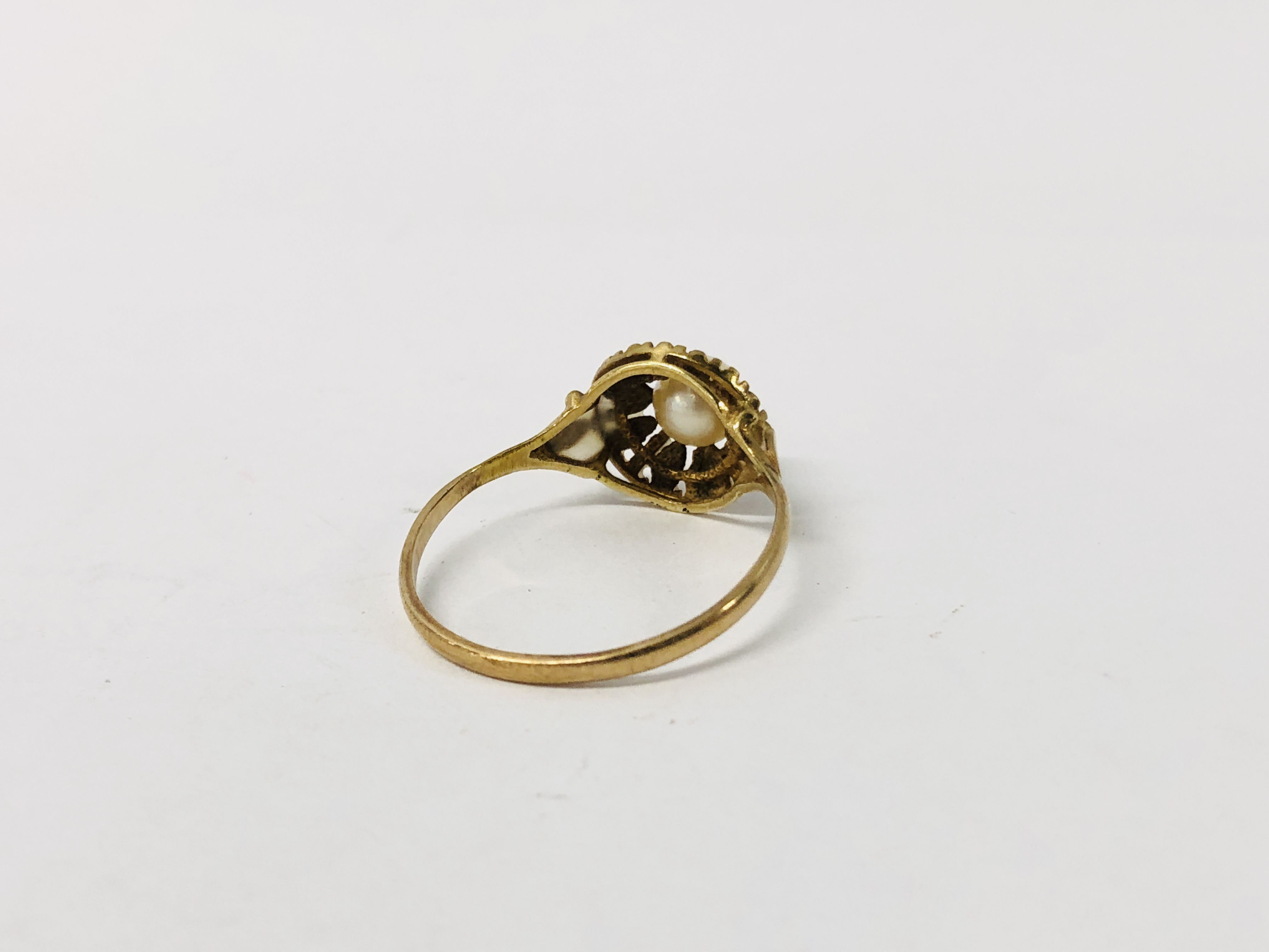 A PEARL RING, A SINGLE CLAW SET STONE, ON AN UNMARKED YELLOW METAL BAND. - Image 3 of 8