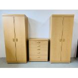 A PAIR OF MODERN 2 OAK FINISH WARDROBES AND MATCHING 5 DRAWER CHEST (WARDROBE 76 X 51 X 185CM).