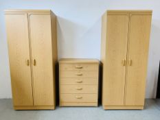 A PAIR OF MODERN 2 OAK FINISH WARDROBES AND MATCHING 5 DRAWER CHEST (WARDROBE 76 X 51 X 185CM).