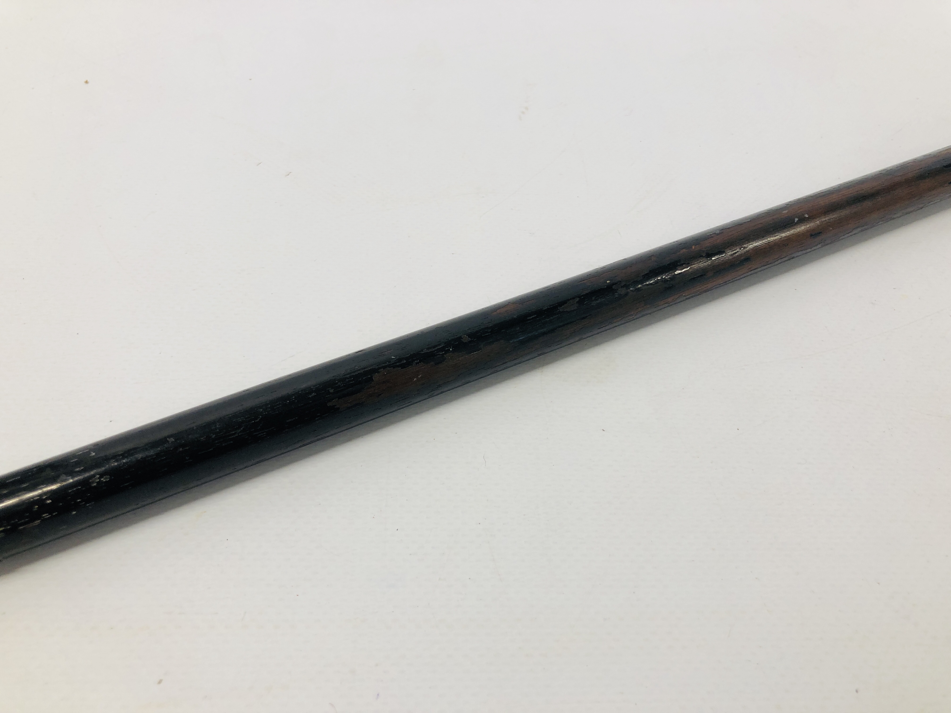 A VINTAGE EBONY HARDWOOD LACQUERED WALKING STICK WITH SILVER ENGRAVED MOUNTS - Image 3 of 14