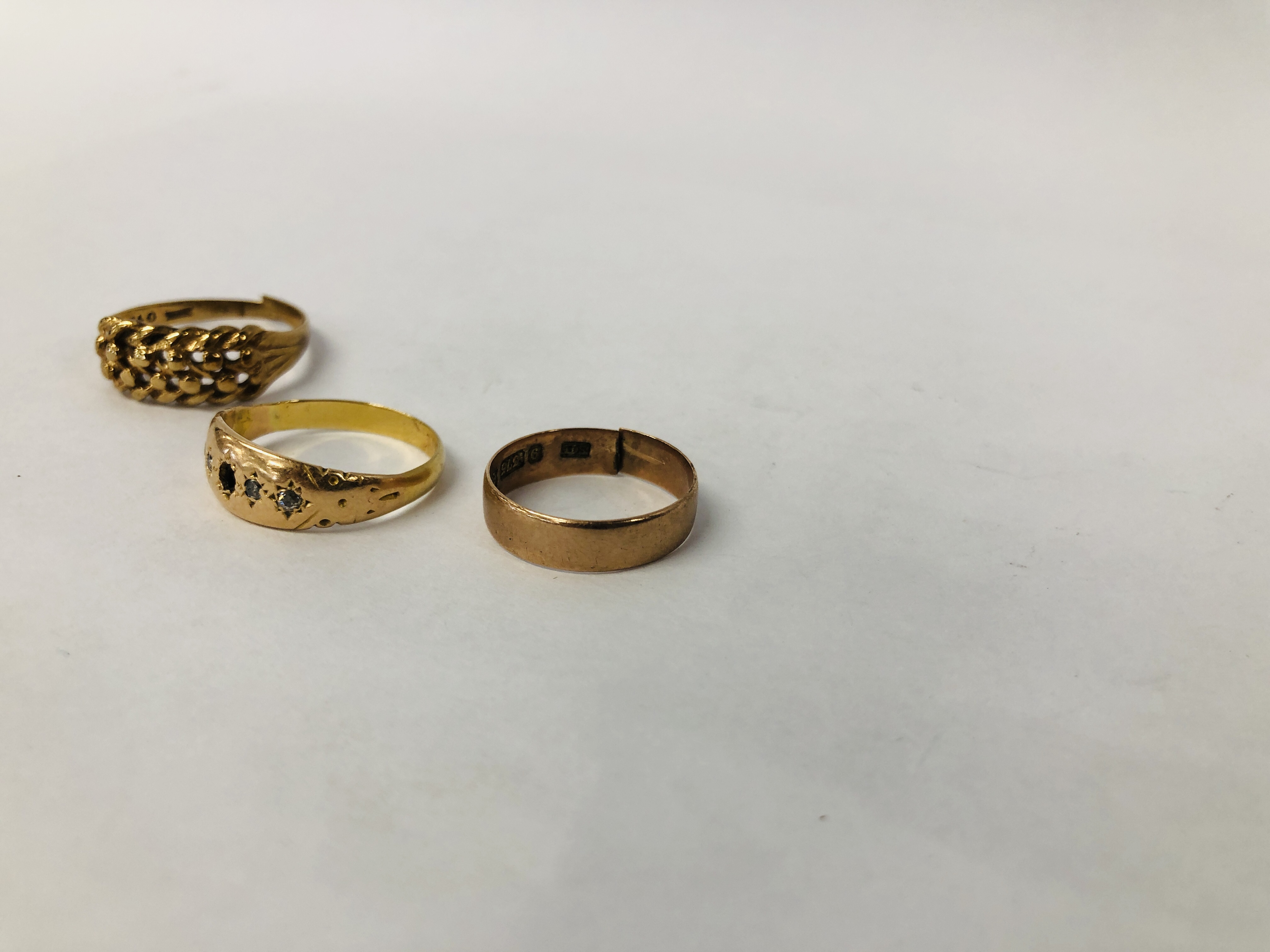 A 9CT GOLD WEDDING BAND (CUT), - Image 2 of 10