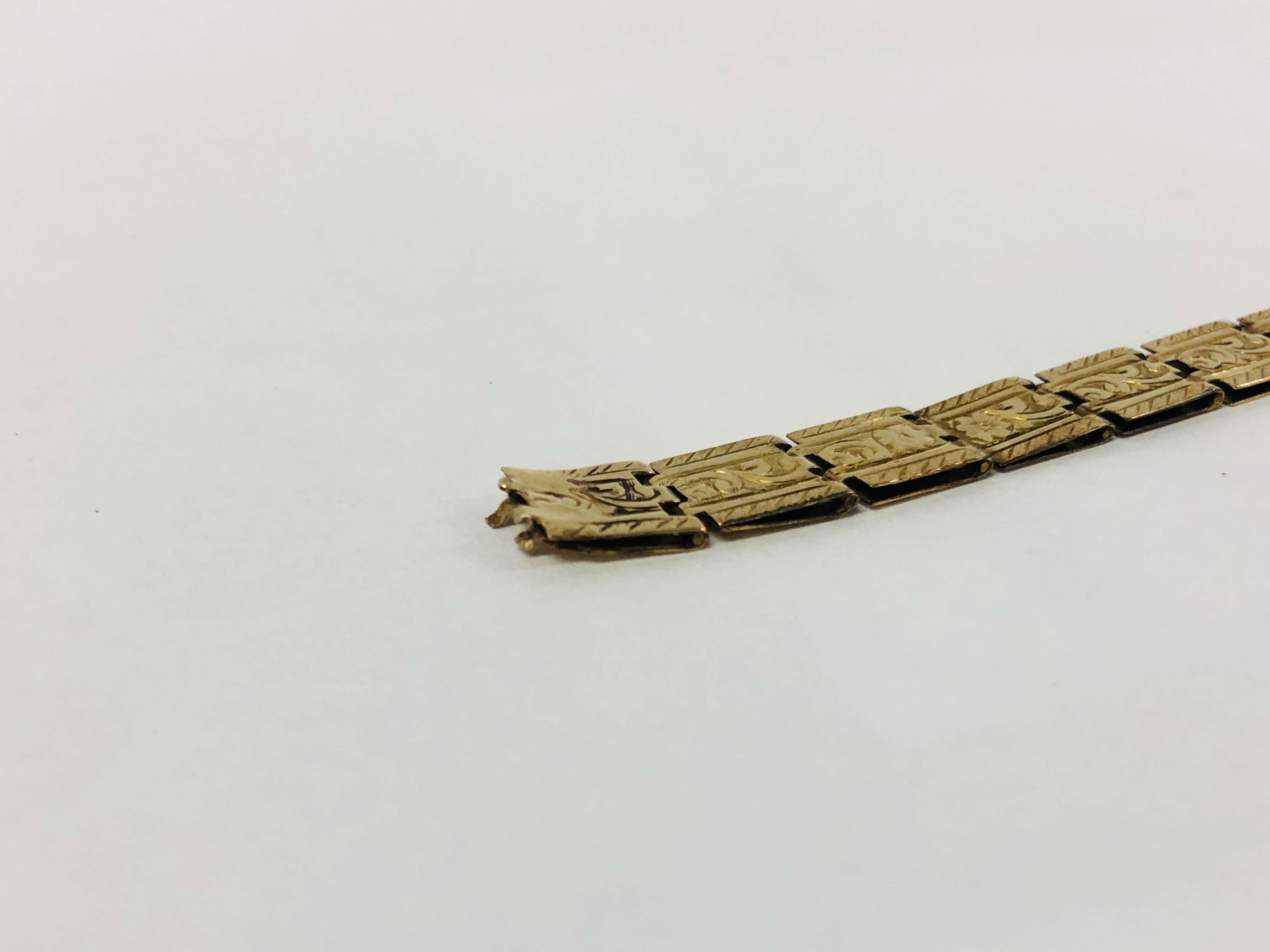 A YELLOW METAL BRACELET, UNMARKED (LACKING CLASP). - Image 2 of 10