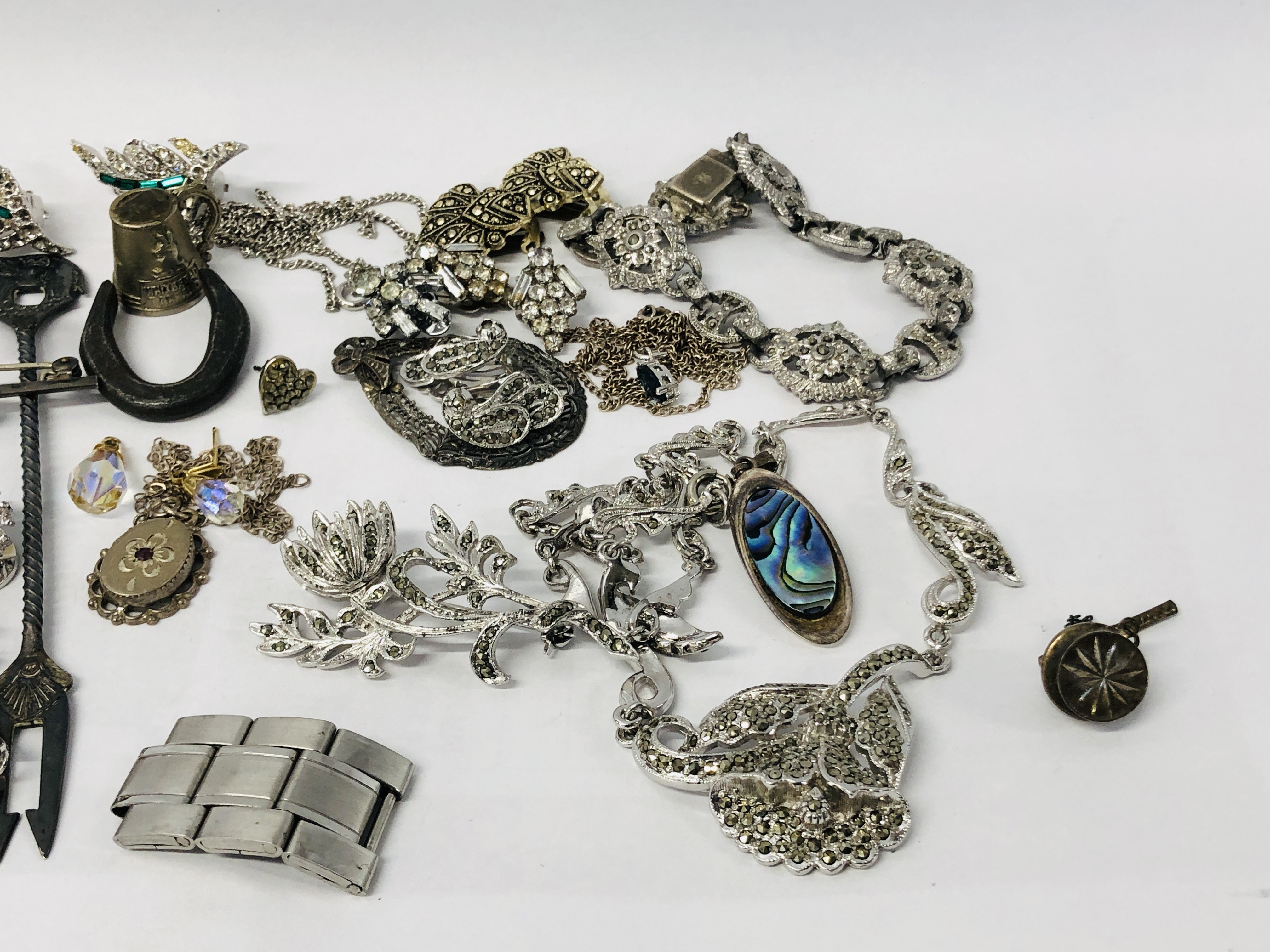 COLLECTION OF ASSORTED VINTAGE WHITE METAL AND SILVER JEWELLERY TO INCLUDE MARCASITE, - Image 3 of 8