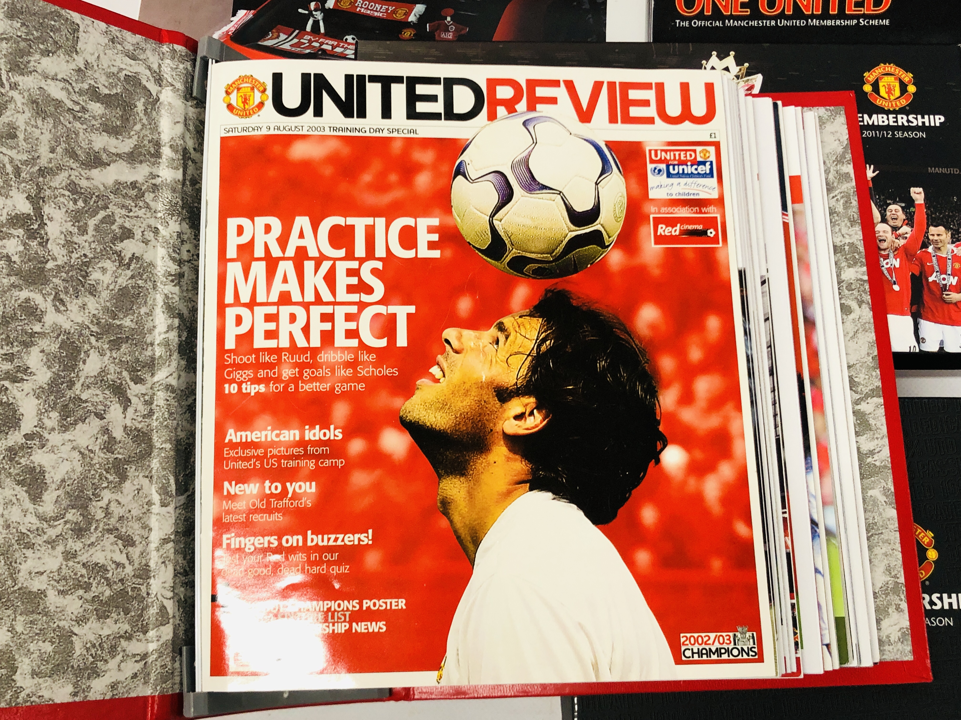 MANCHESTER UNITED MEMORABILIA TO INCLUDE MAGAZINES, BALL, ETC. - Image 7 of 10