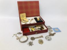 COLLECTION OF ASSORTED VINTAGE JEWELLERY TO INCLUDE A SILVER BANGLE, MARCASITE SET BROOCHES,