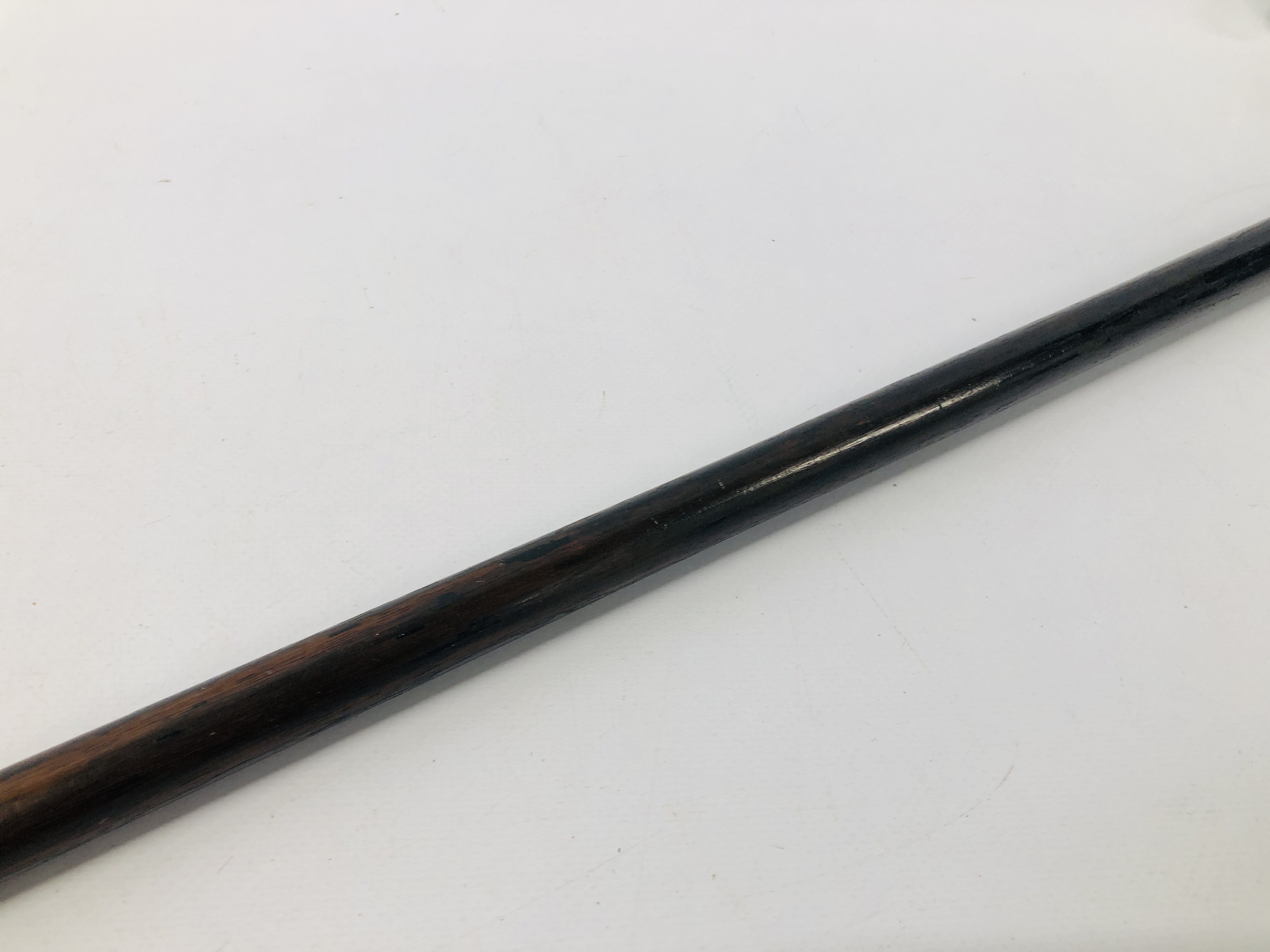 A VINTAGE EBONY HARDWOOD LACQUERED WALKING STICK WITH SILVER ENGRAVED MOUNTS - Image 5 of 14