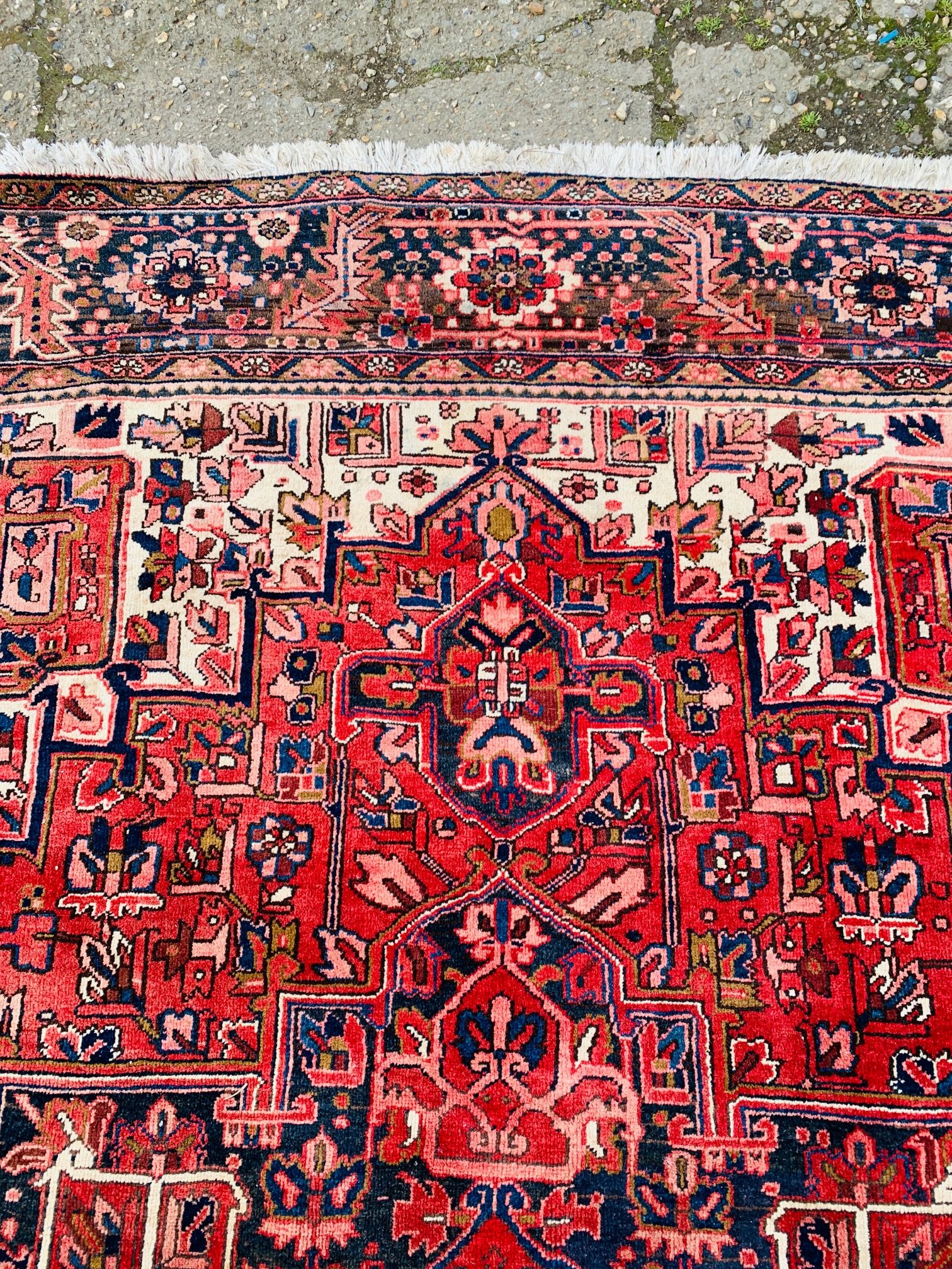 A GOOD QUALITY RED PATTERNED EASTERN CARPET 3.75M X 2.9M. - Image 9 of 15