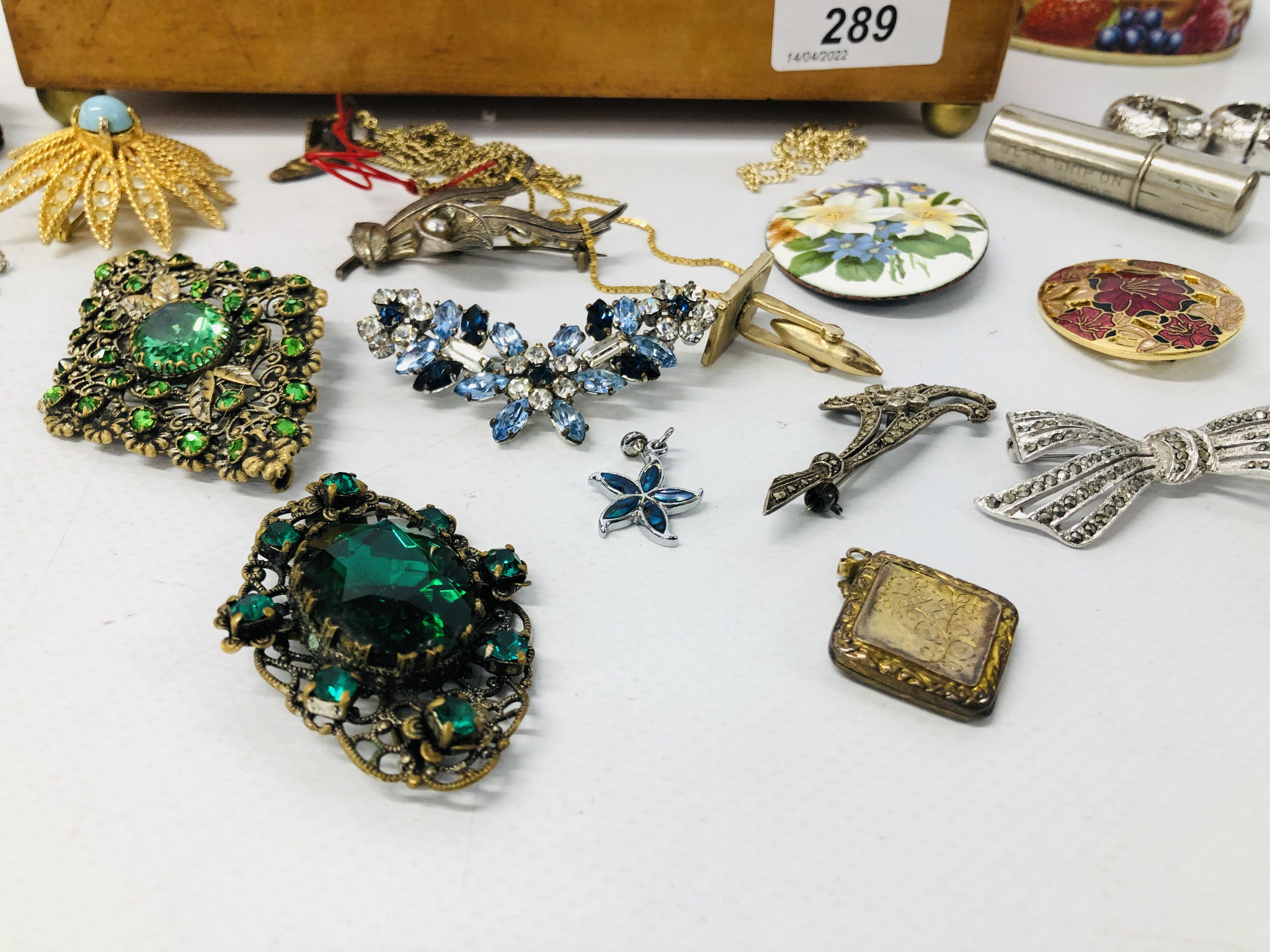 MUSICAL JEWELLERY BOX AND CONTENTS TO INCLUDE VARIOUS COSTUME JEWELLERY CLIP ON EARRINGS, - Image 3 of 10