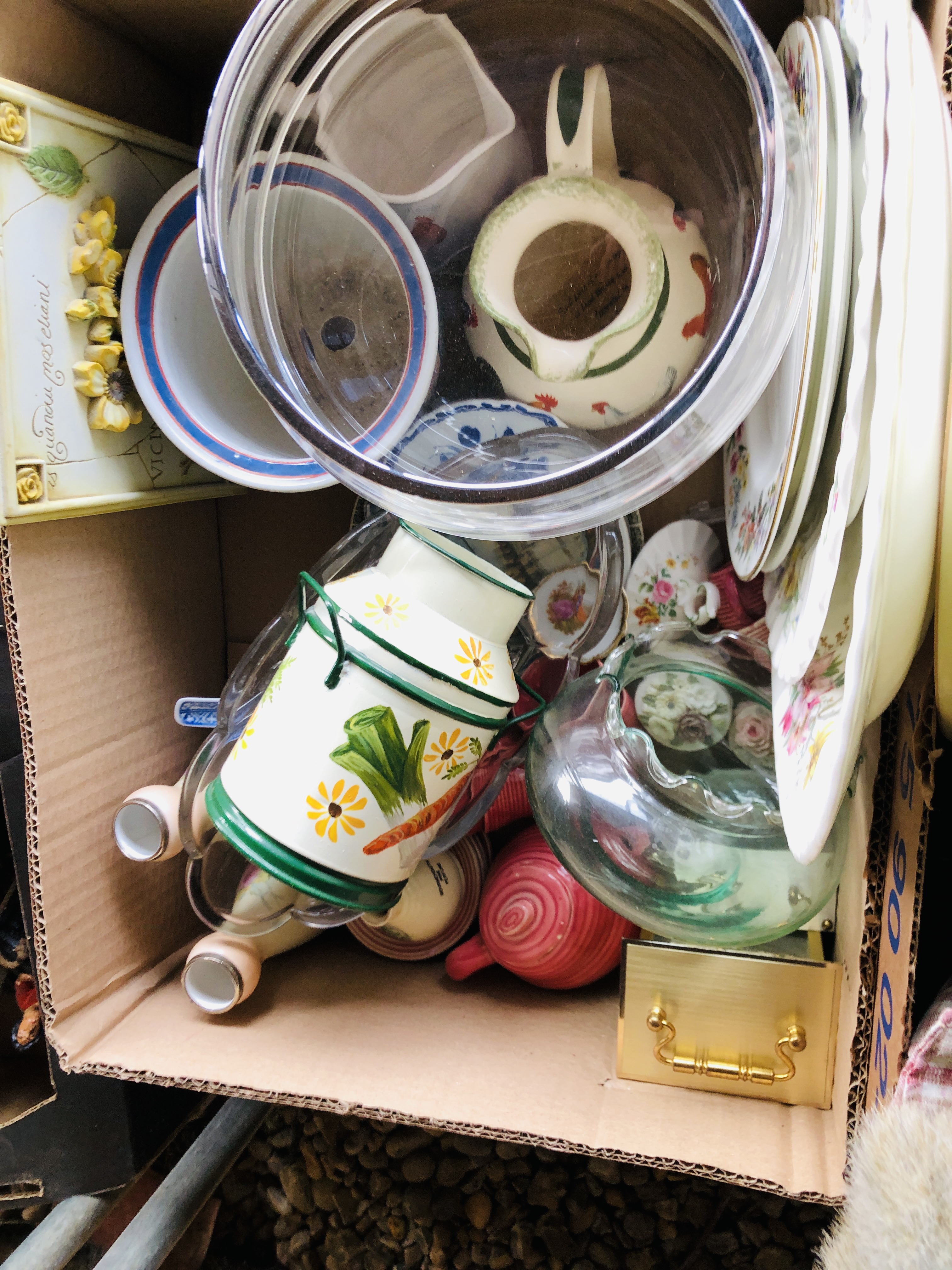 15 BOXES OF ASSORTED HOUSEHOLD SUNDRIES TO INCLUDE GLASS AND CHINA, ORNAMENTS, FRAMED PICTURES, - Image 2 of 27