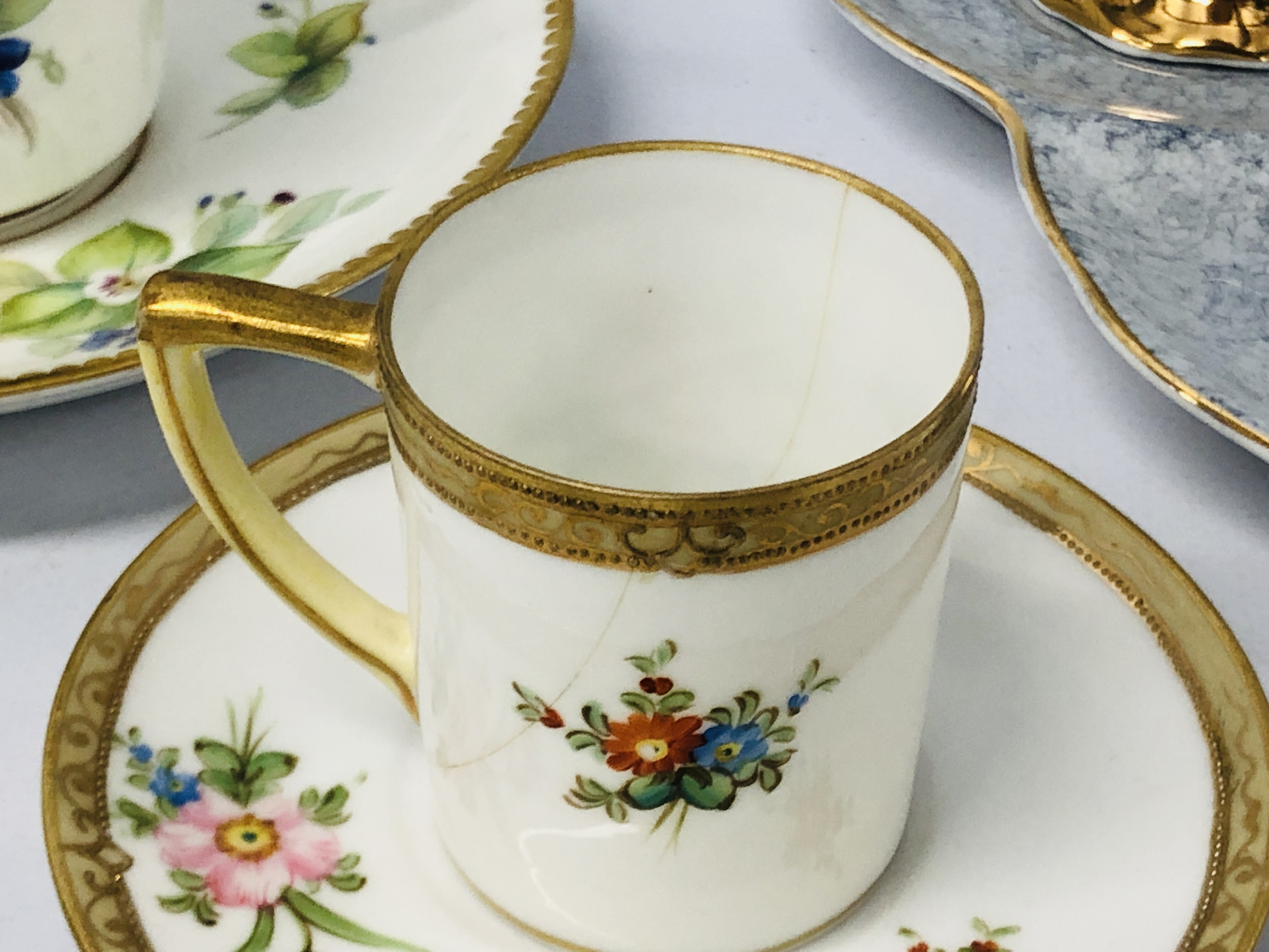 8 X VARIOUS CABINET CUPS AND SAUCERS TO INCLUDE ROYAL ALBERT "GOSSAMER" HAND PAINTED FLORAL DESIGN - Image 6 of 11