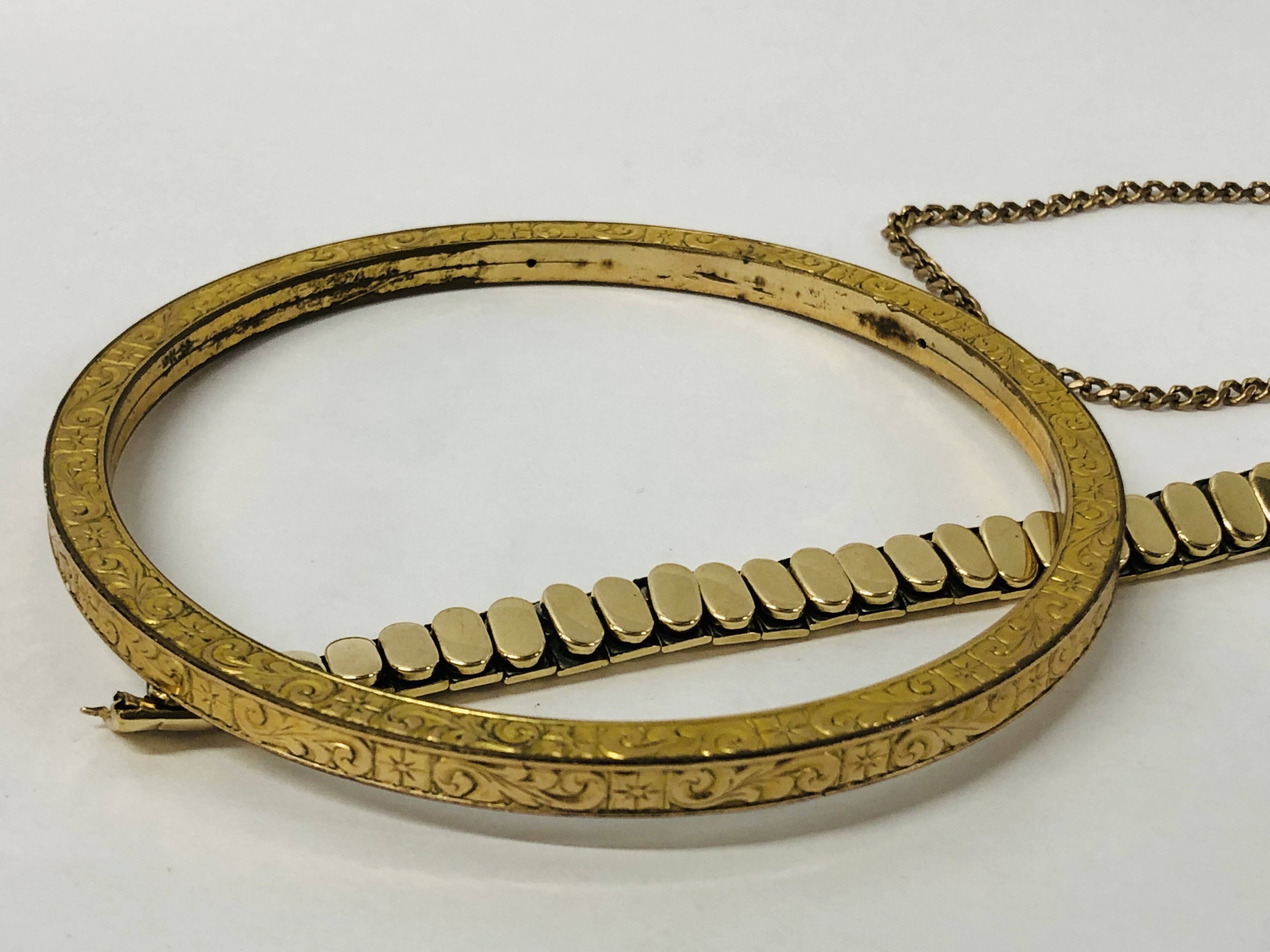 A VINTAGE GOLD PLATED BANGLE, ROLLED GOLD WATCH STRAP, YELLOW METAL CHAIN A/F. - Image 10 of 13