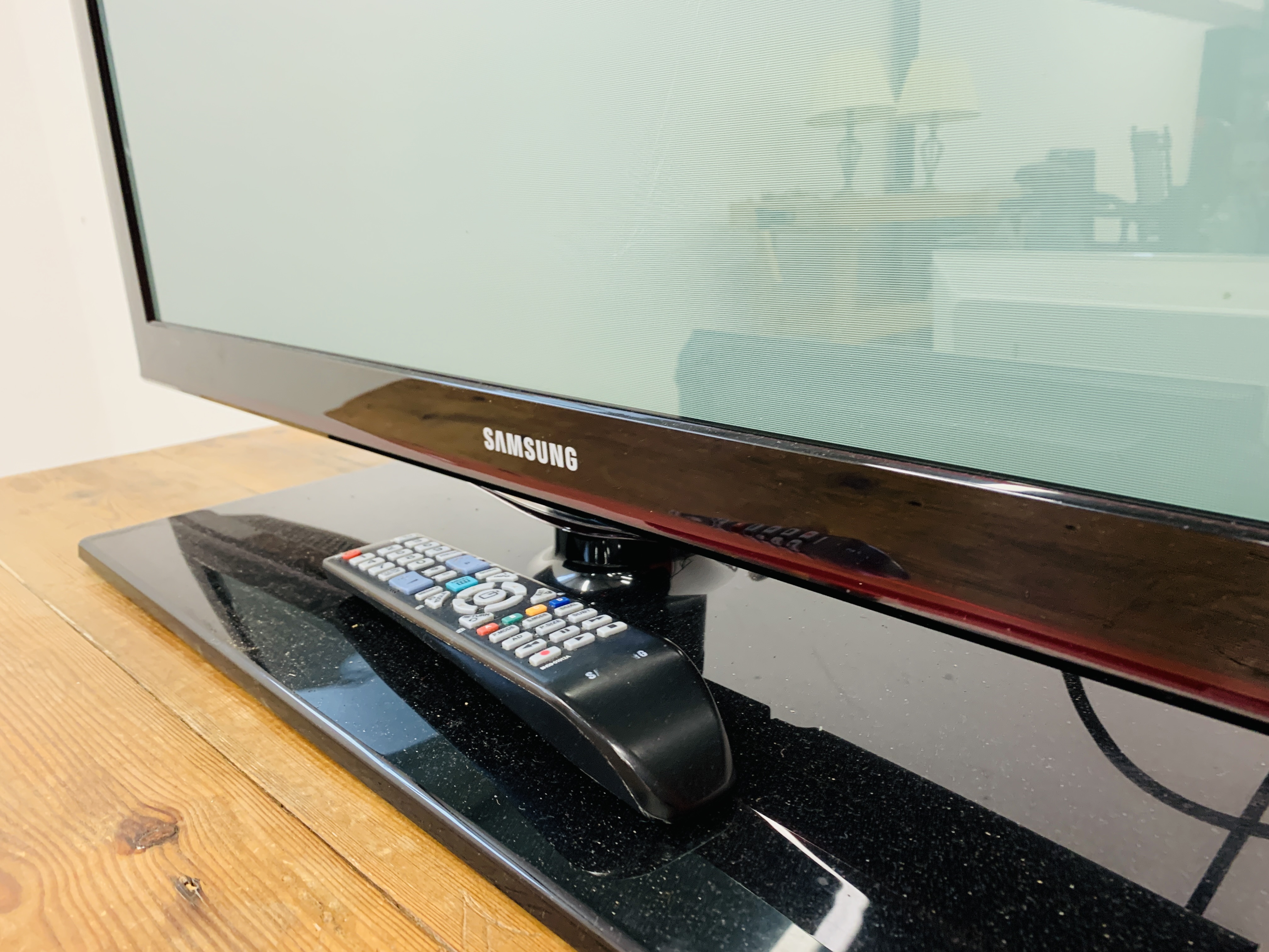SAMSUNG 42 INCH TELEVISION WITH REMOTE - SOLD AS SEEN. - Image 3 of 4