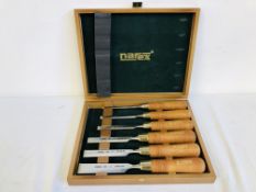 A WOODEN CASED SET OF SIX NAREX CARPENTRY CHISELS (AS NEW).