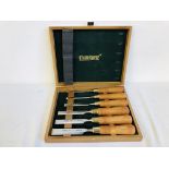 A WOODEN CASED SET OF SIX NAREX CARPENTRY CHISELS (AS NEW).