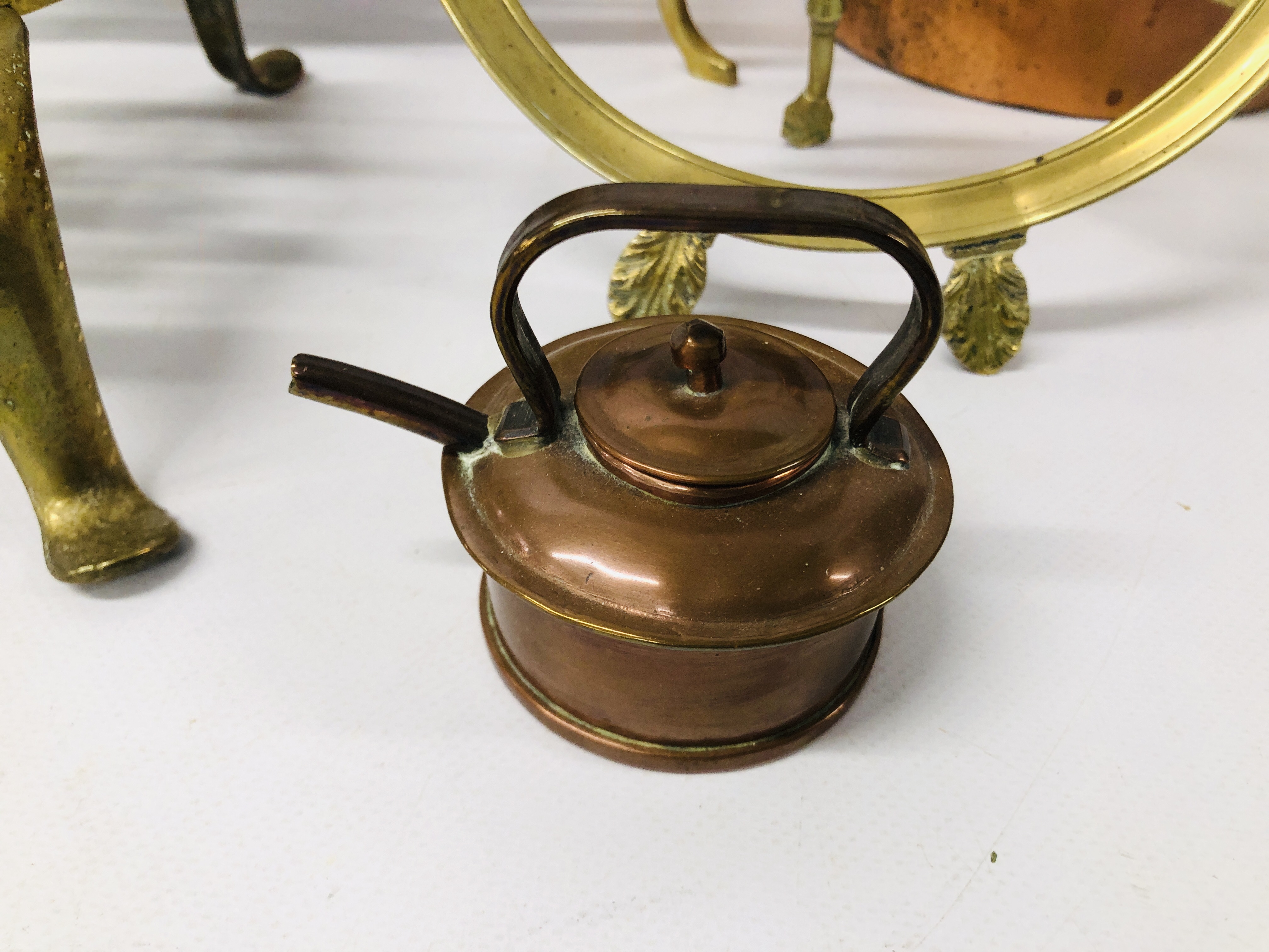 BOX OF ASSORTED VINTAGE METAL WARES TO INCLUDE COPPER TEAPOT, - Image 2 of 7