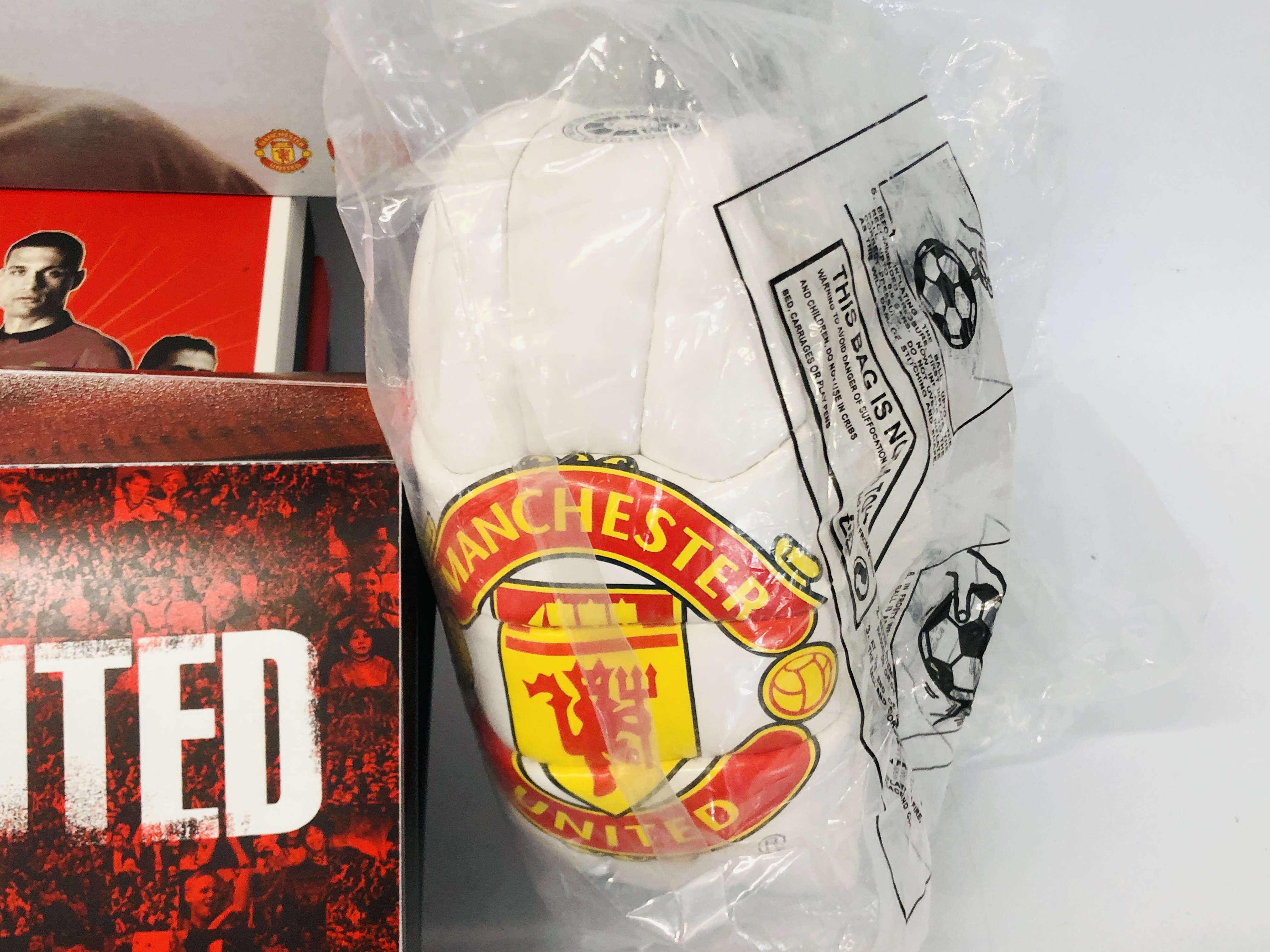 MANCHESTER UNITED MEMORABILIA TO INCLUDE MAGAZINES, BALL, ETC. - Image 3 of 10