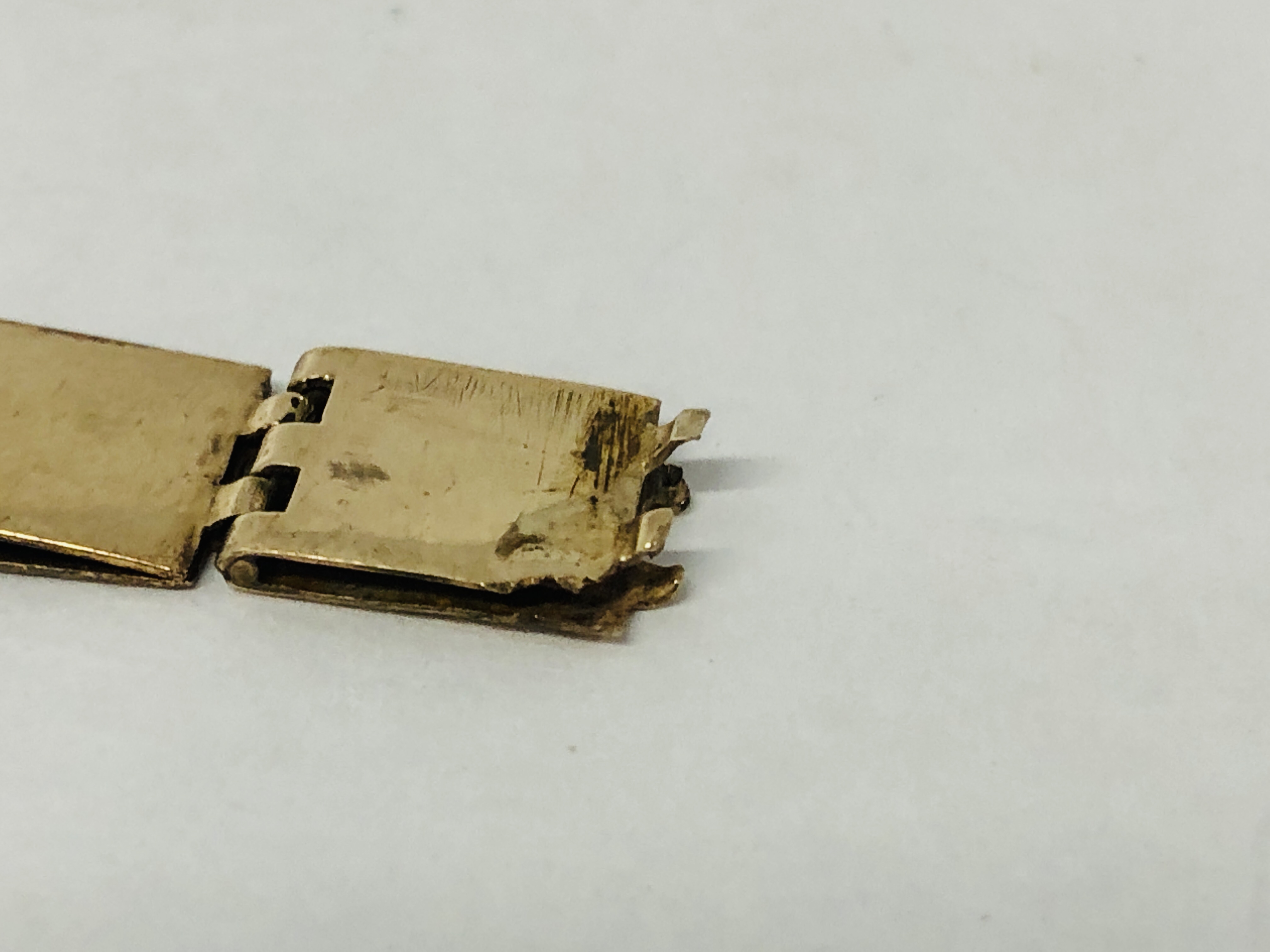 A YELLOW METAL BRACELET, UNMARKED (LACKING CLASP). - Image 9 of 10