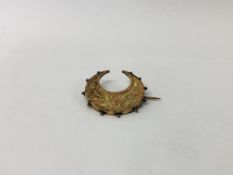 A 9CT GOLD CRESCENT MOON BROOCH.