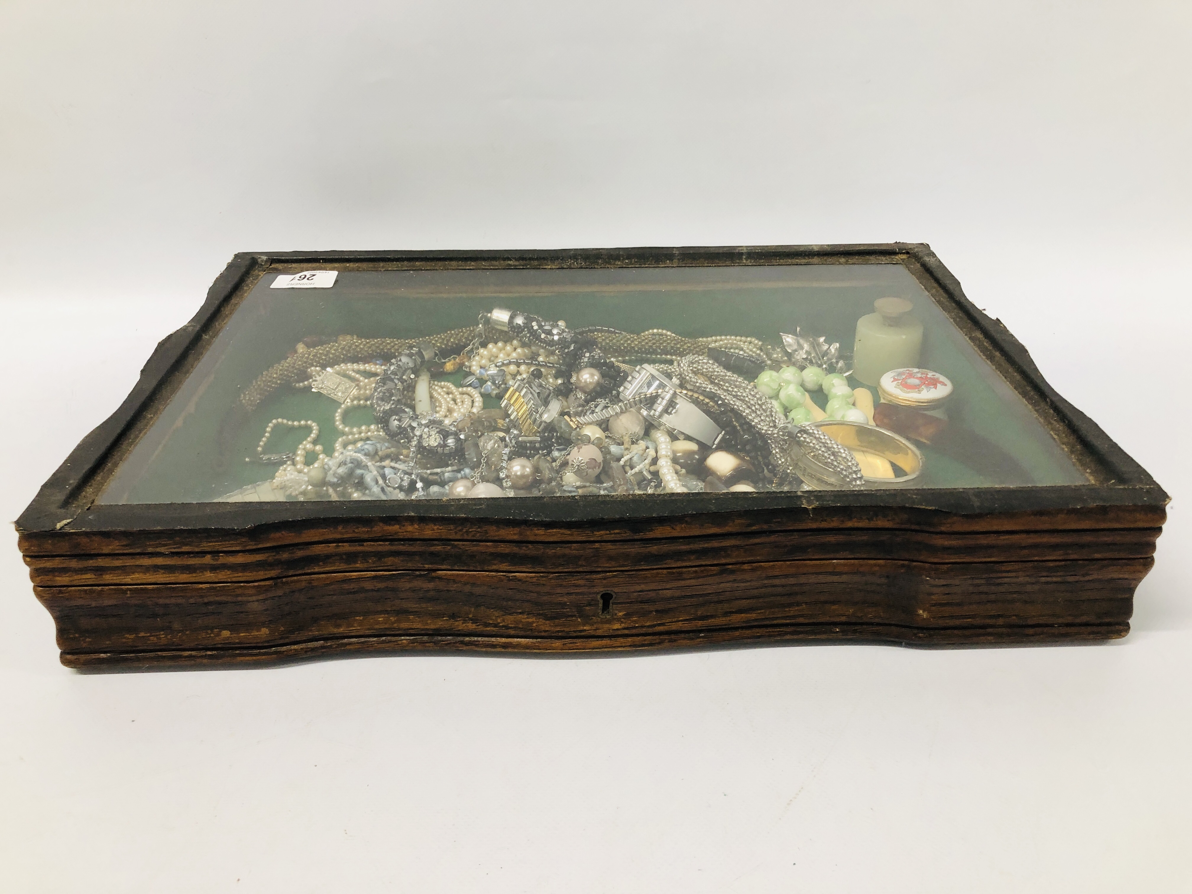 A GLASS TOP DISPLAY CASE CONTAINING A QUANTITY MIXED COSTUME JEWELLERY, ETC. - Image 8 of 10