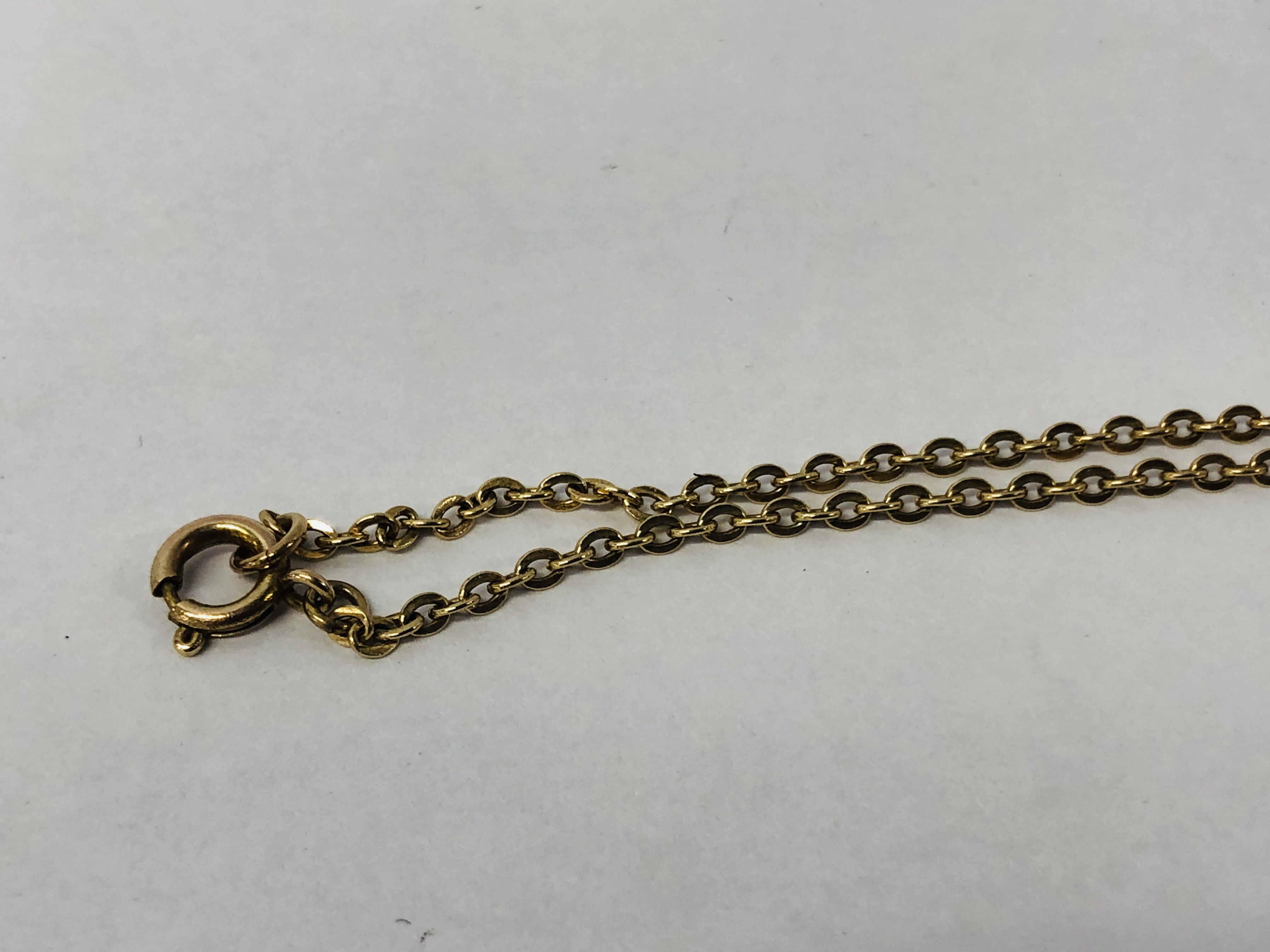 A YELLOW METAL CHAIN WITH AN UNMARKED OVAL PIERCED PENDANT. - Image 5 of 9