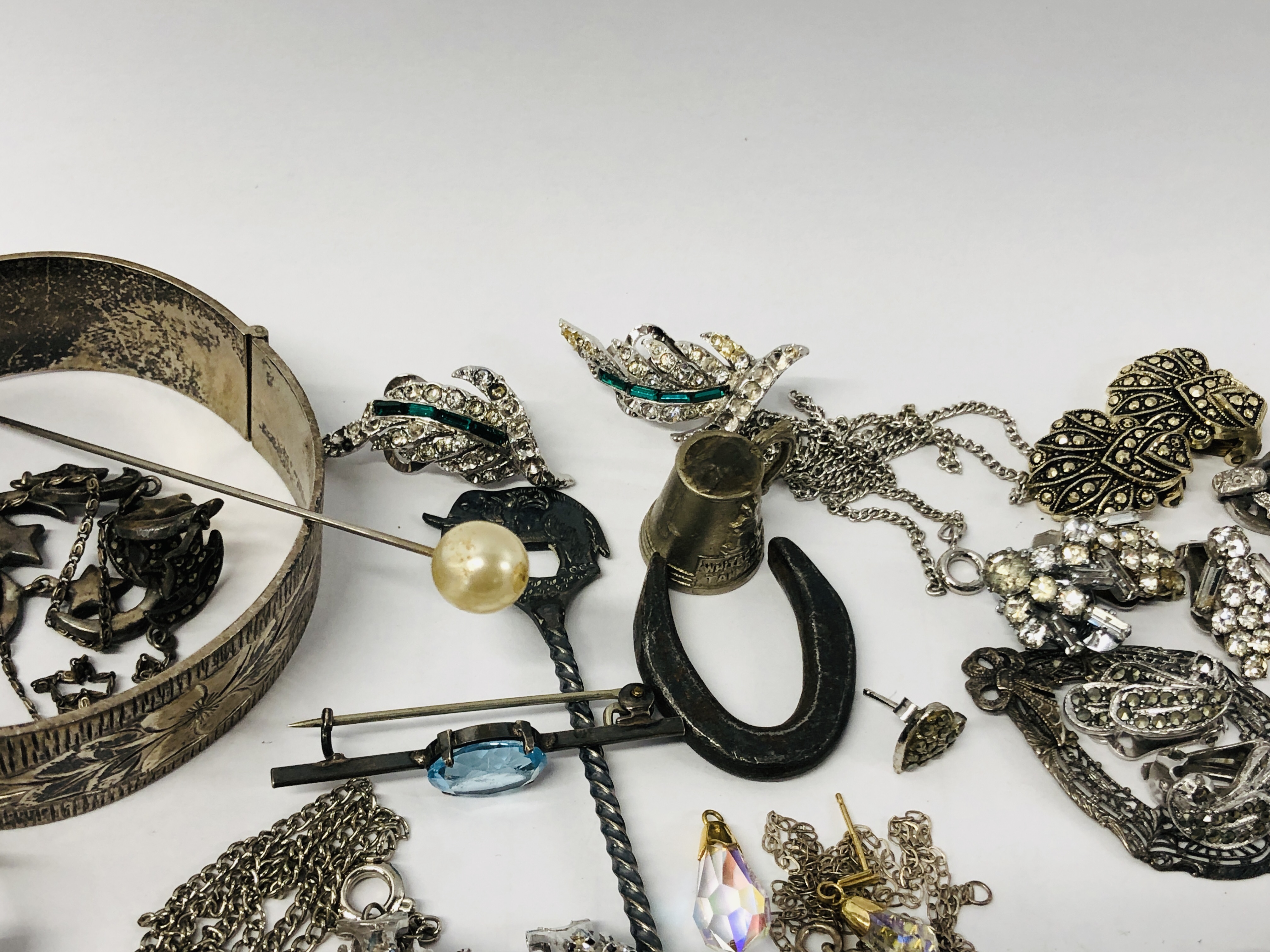 COLLECTION OF ASSORTED VINTAGE WHITE METAL AND SILVER JEWELLERY TO INCLUDE MARCASITE, - Image 5 of 8