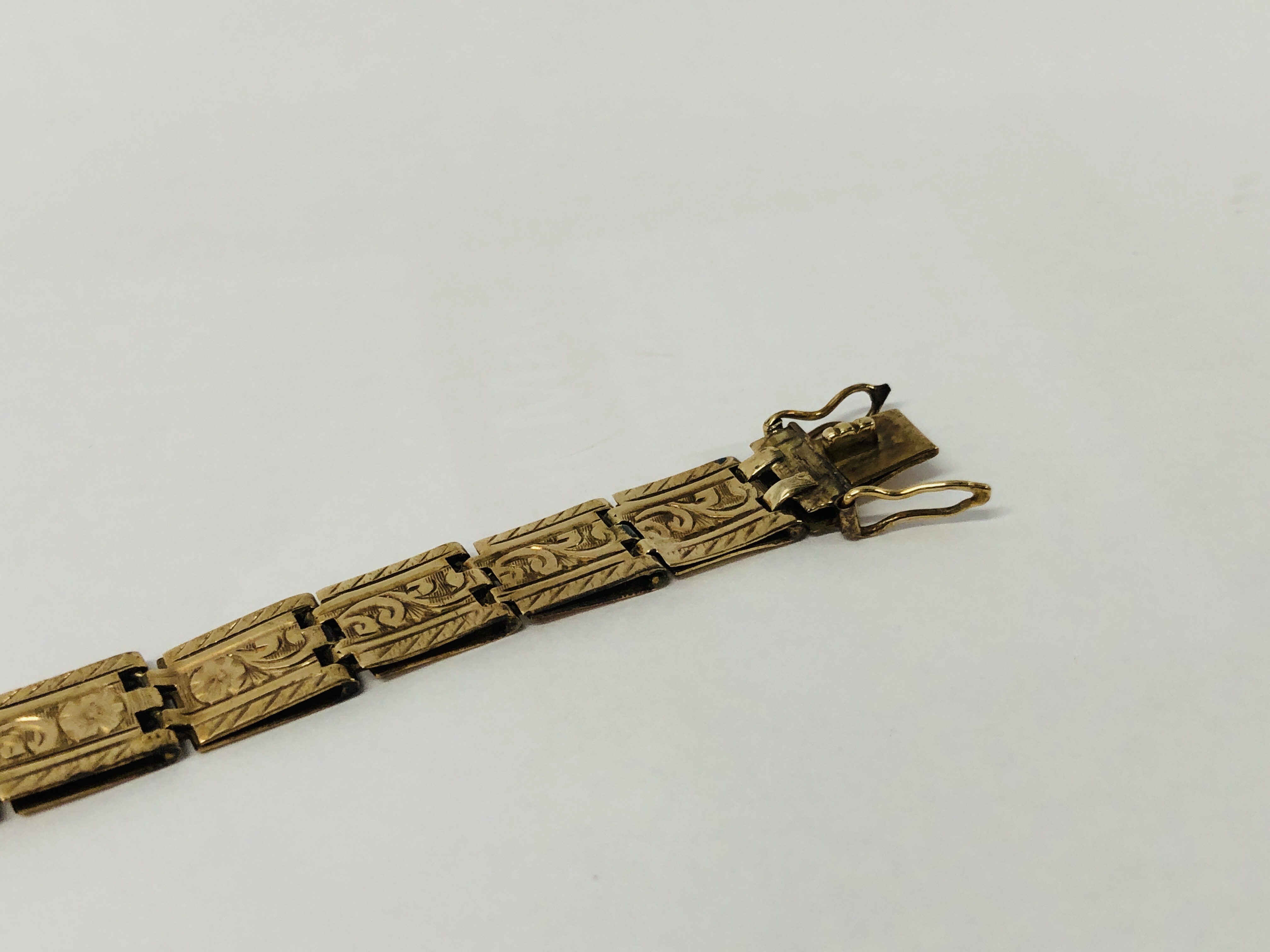 A YELLOW METAL BRACELET, UNMARKED (LACKING CLASP). - Image 5 of 10