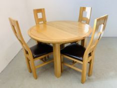 A CIRCULAR EXTENDING SOLID LIGHT OAK DINING TABLE AND FOUR SOLID LIGHT OAK DINING CHAIRS WITH FAUX