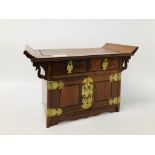 AN ORIENTAL HARDWOOD JEWELLERY BOX WITH BRASS DETAILING - TWO DOORS CONCEALING THREE DRAWERS