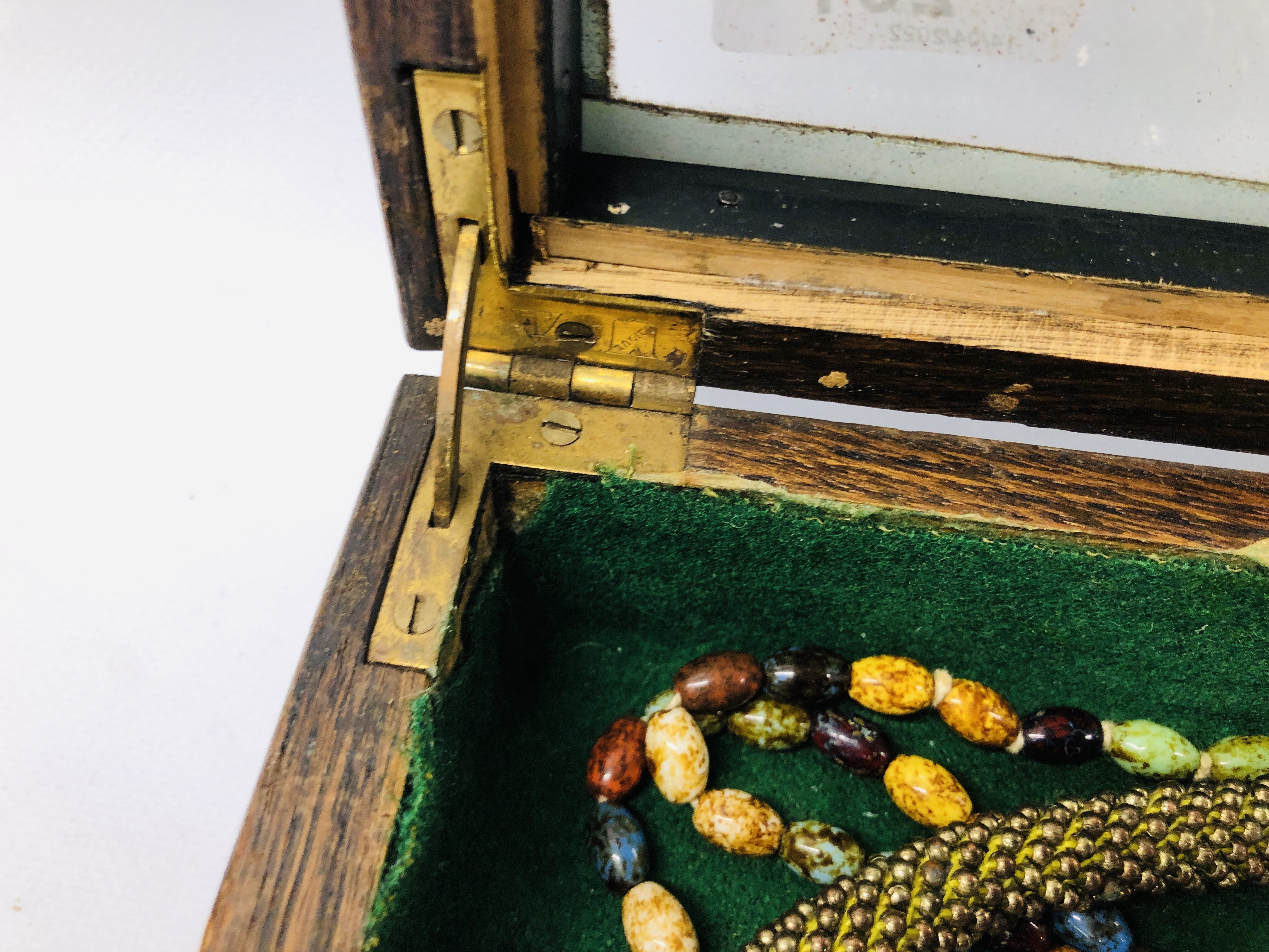 A GLASS TOP DISPLAY CASE CONTAINING A QUANTITY MIXED COSTUME JEWELLERY, ETC. - Image 7 of 10