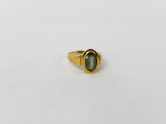 AN UNMARKED YELLOW METAL AQUAMARINE RING.