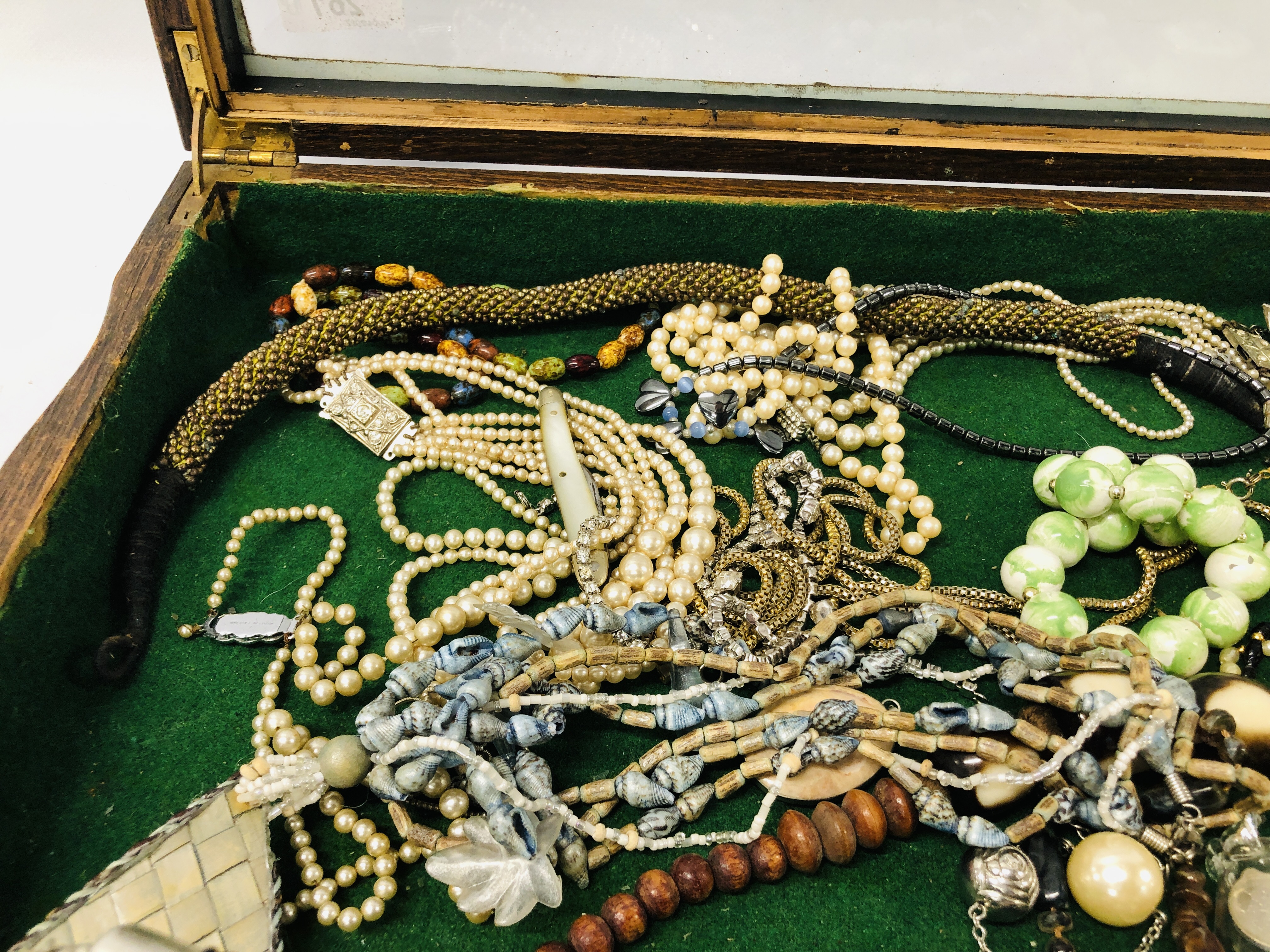 A GLASS TOP DISPLAY CASE CONTAINING A QUANTITY MIXED COSTUME JEWELLERY, ETC. - Image 3 of 10