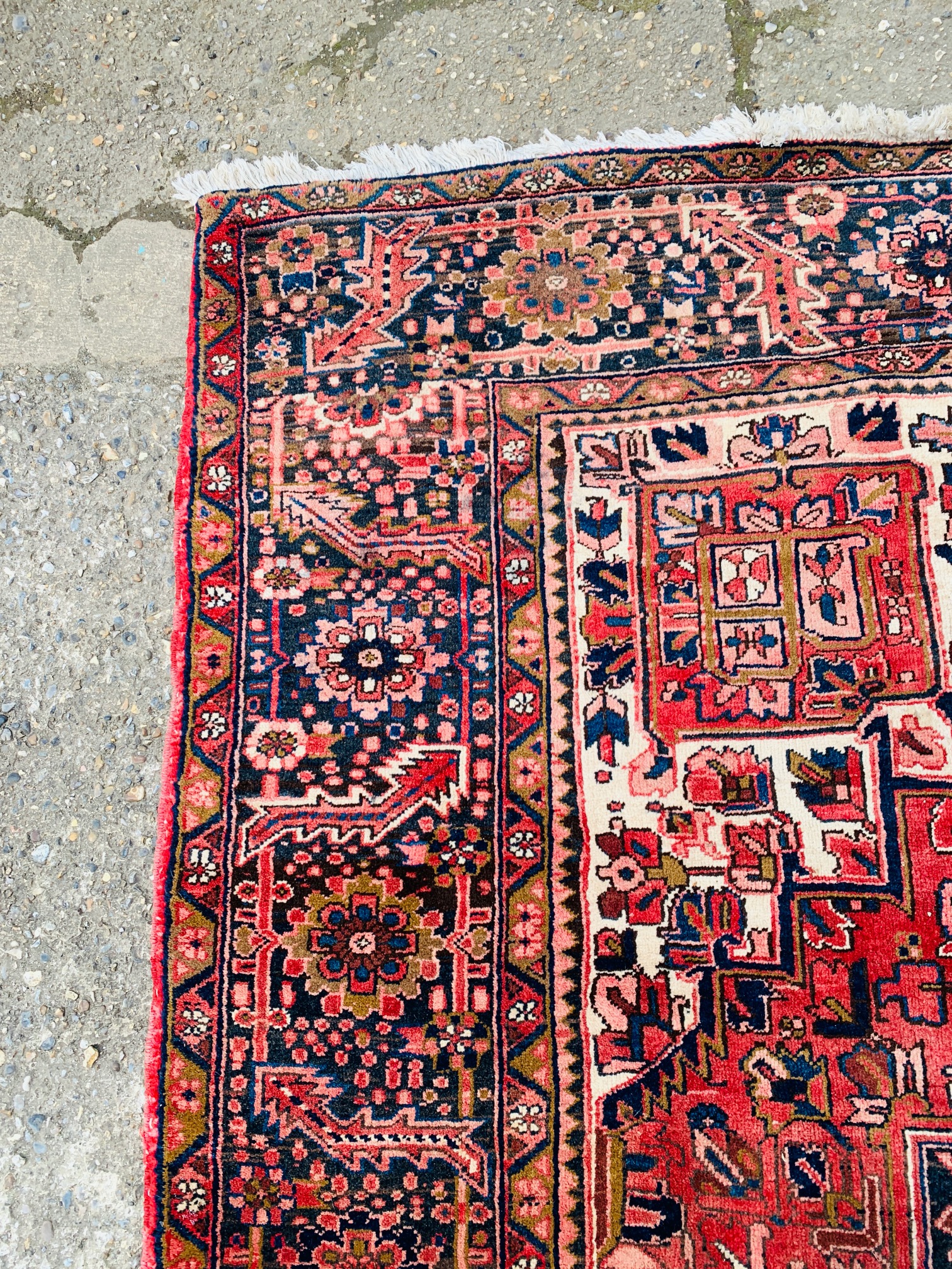 A GOOD QUALITY RED PATTERNED EASTERN CARPET 3.75M X 2.9M. - Image 10 of 15