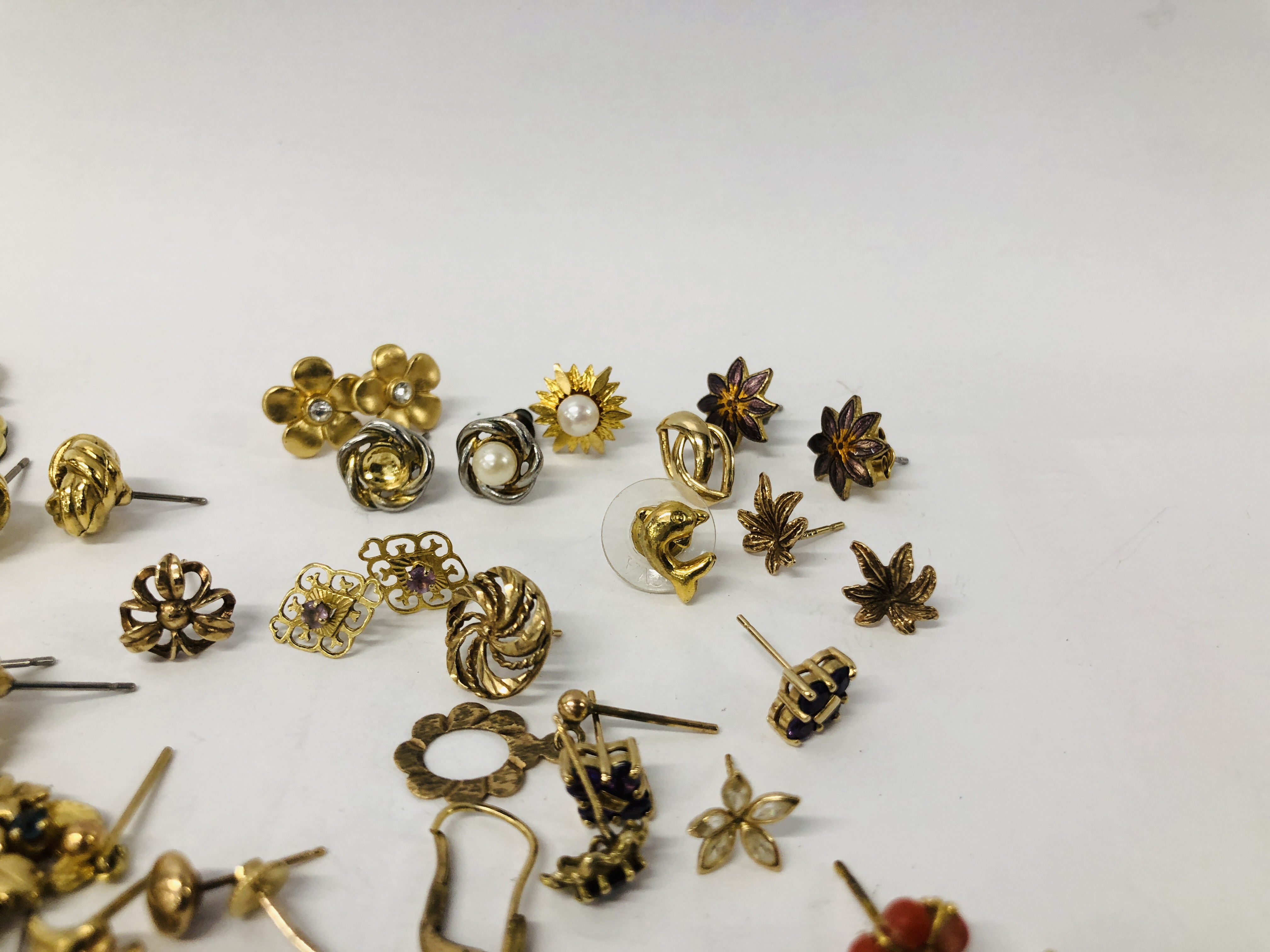 COLLECTION OF ASSORTED STUD EARRINGS TO INCLUDE STONE SET EXAMPLES AND SOME GOLD ETC. - Image 3 of 5