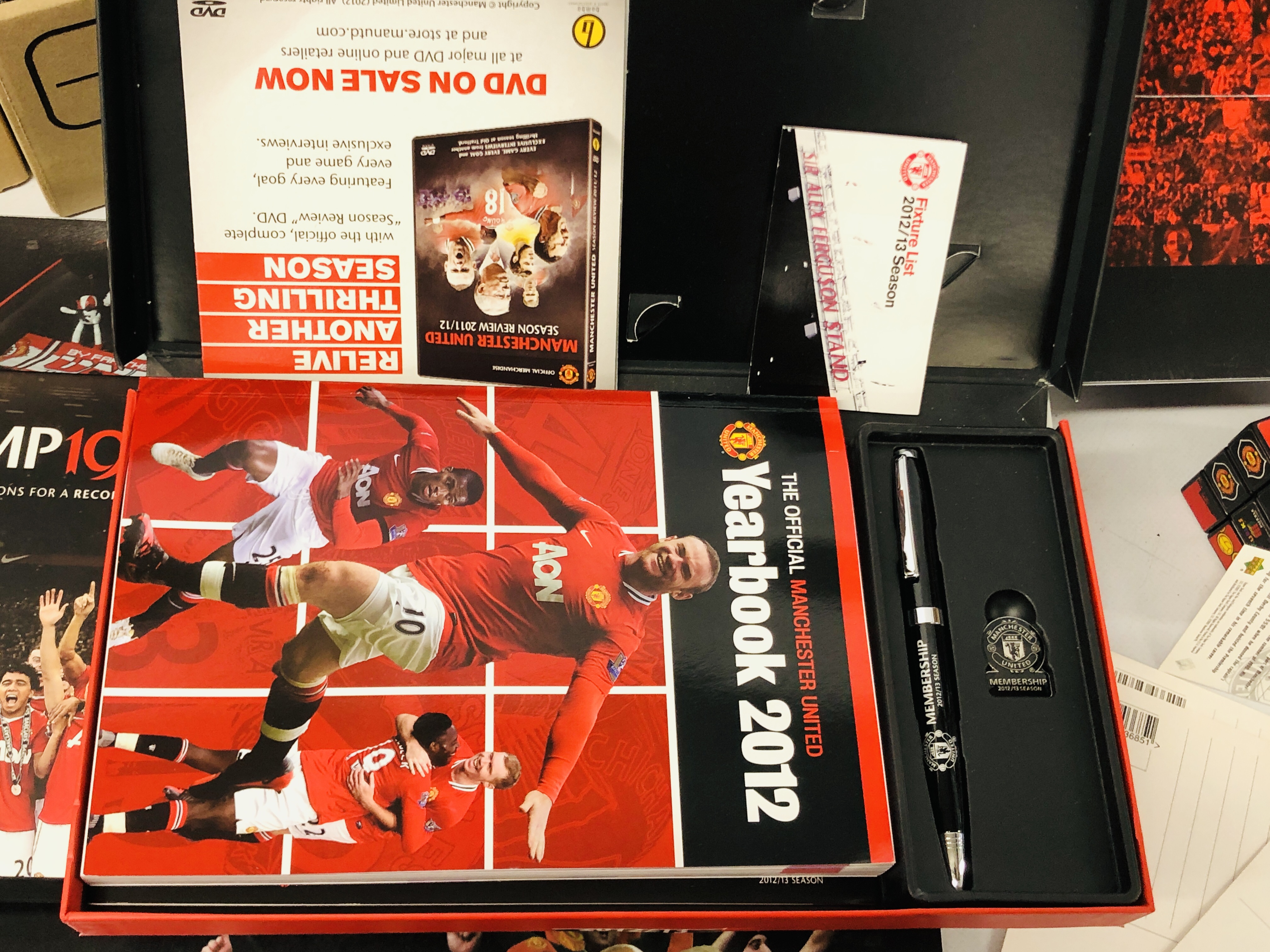 MANCHESTER UNITED MEMORABILIA TO INCLUDE MAGAZINES, BALL, ETC. - Image 10 of 10