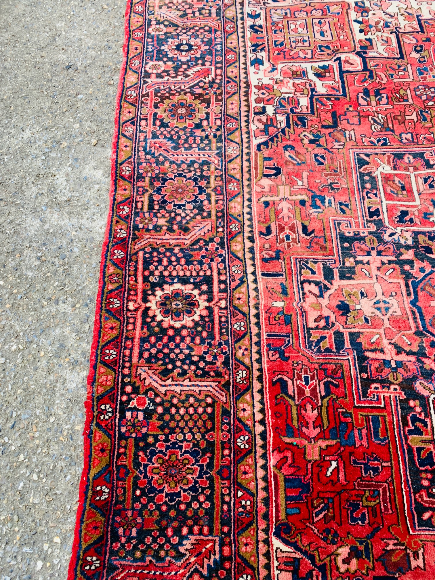 A GOOD QUALITY RED PATTERNED EASTERN CARPET 3.75M X 2.9M. - Image 5 of 15