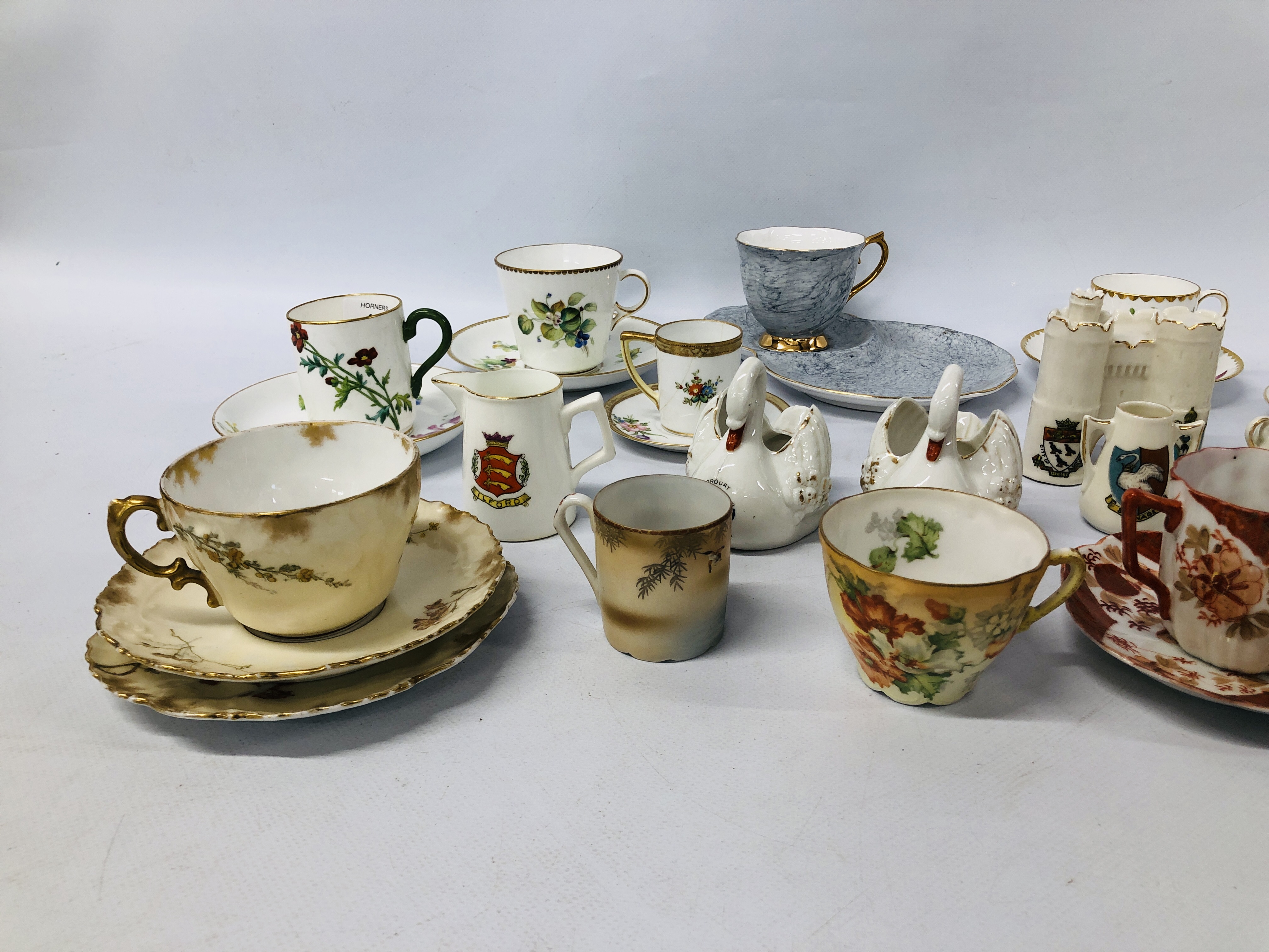8 X VARIOUS CABINET CUPS AND SAUCERS TO INCLUDE ROYAL ALBERT "GOSSAMER" HAND PAINTED FLORAL DESIGN - Image 7 of 11