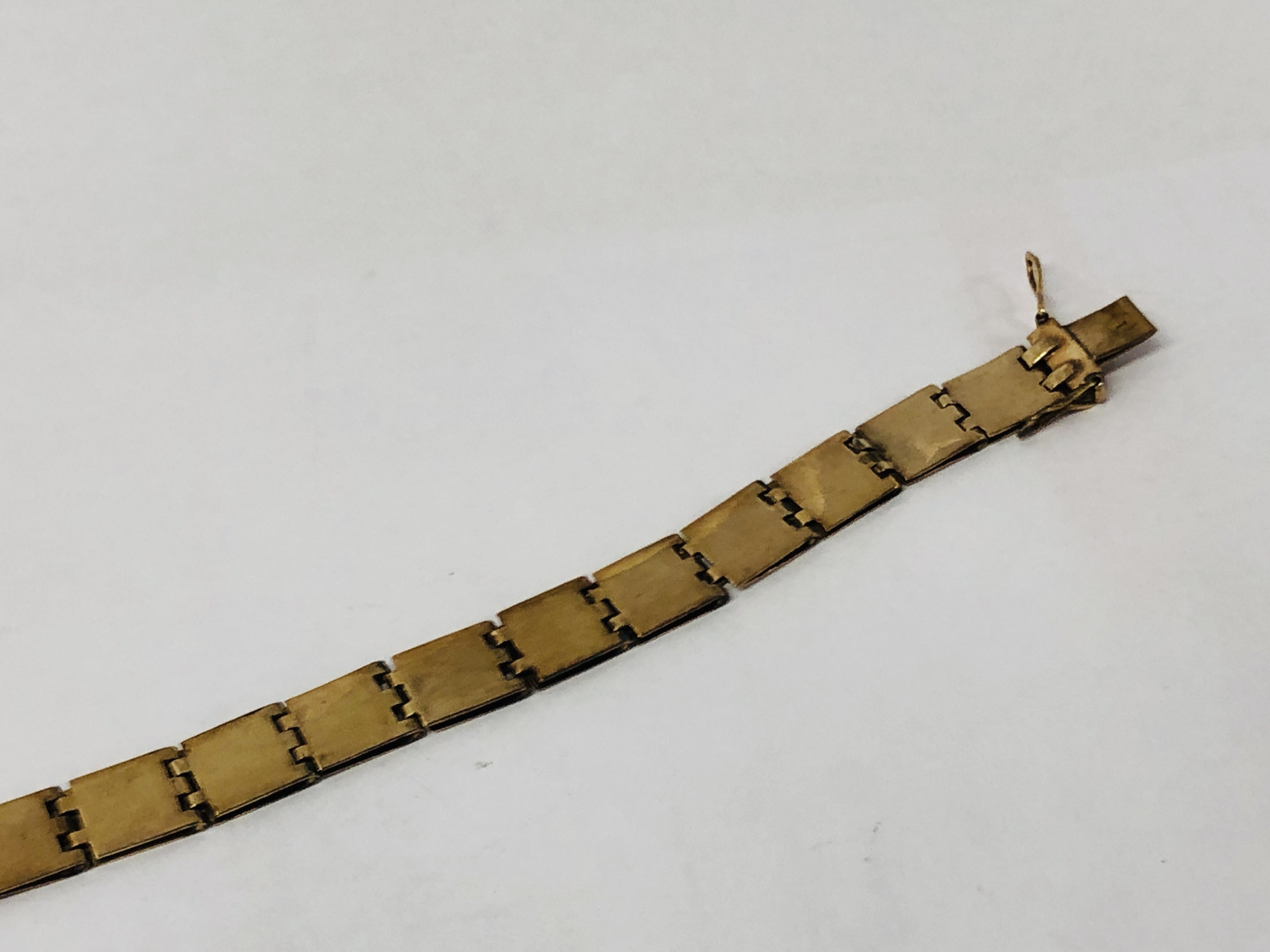 A YELLOW METAL BRACELET, UNMARKED (LACKING CLASP). - Image 7 of 10