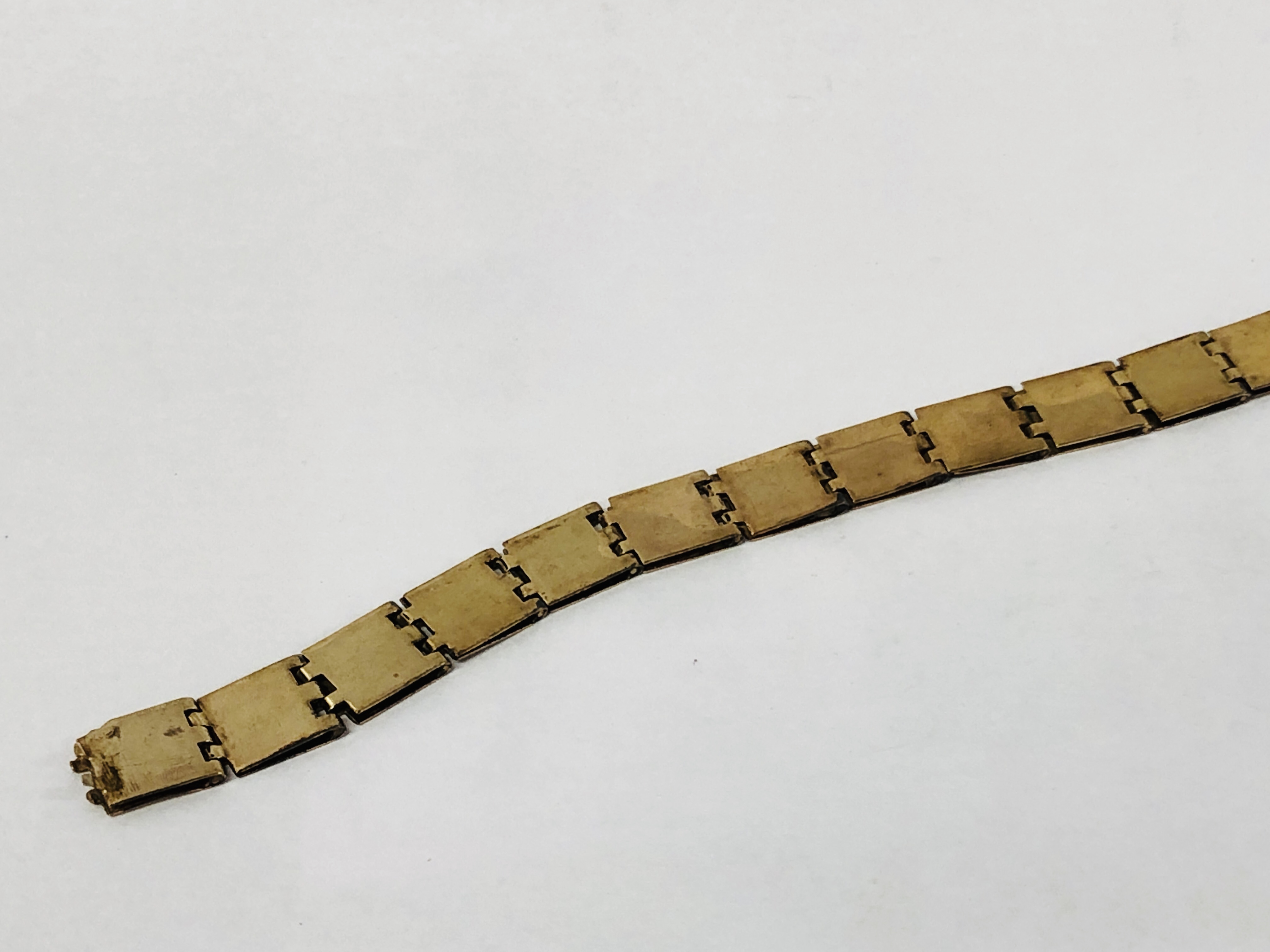 A YELLOW METAL BRACELET, UNMARKED (LACKING CLASP). - Image 6 of 10