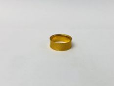 22CT GOLD WEDDING BAND MARKED D&BS.