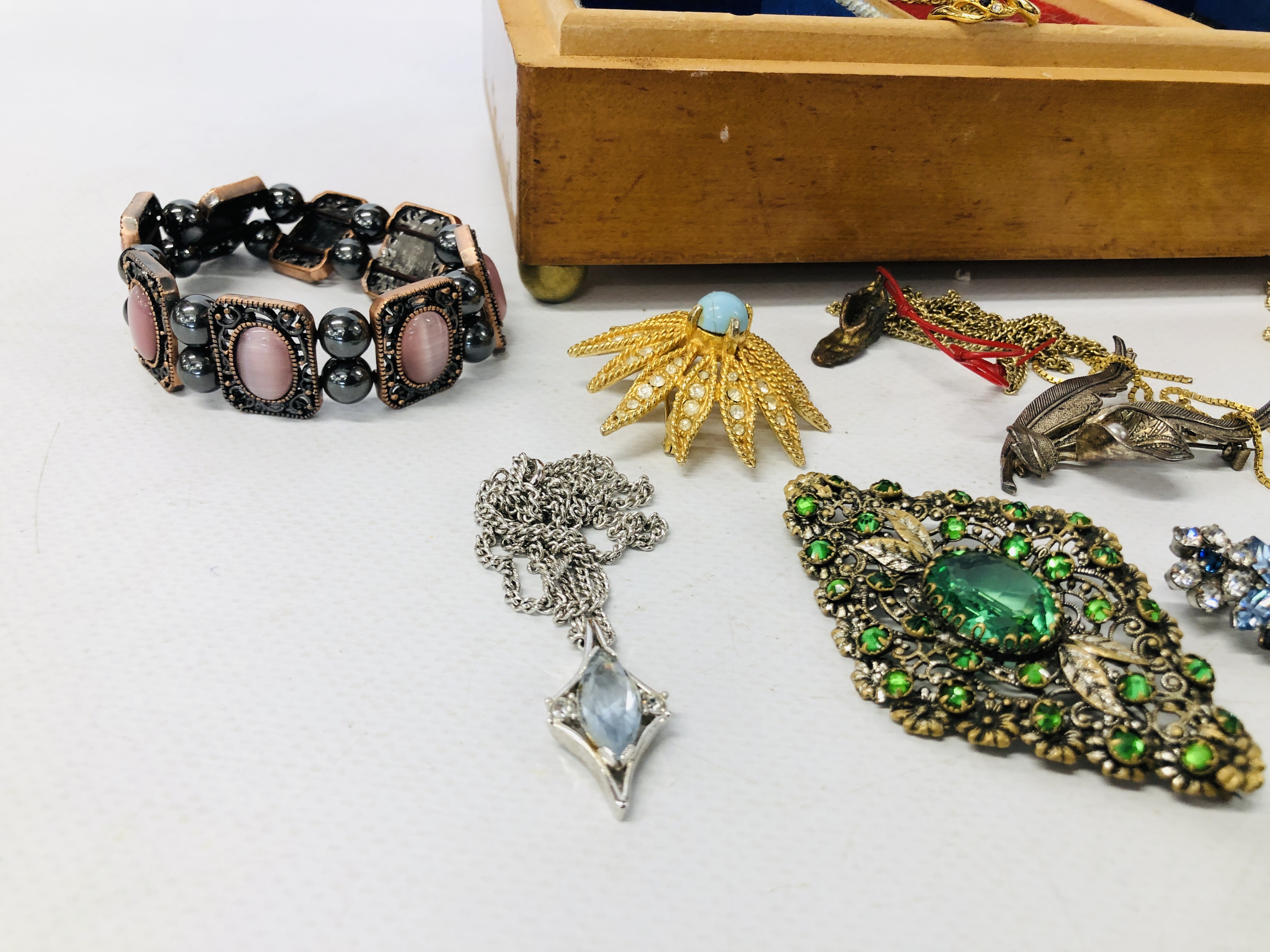 MUSICAL JEWELLERY BOX AND CONTENTS TO INCLUDE VARIOUS COSTUME JEWELLERY CLIP ON EARRINGS, - Image 2 of 10