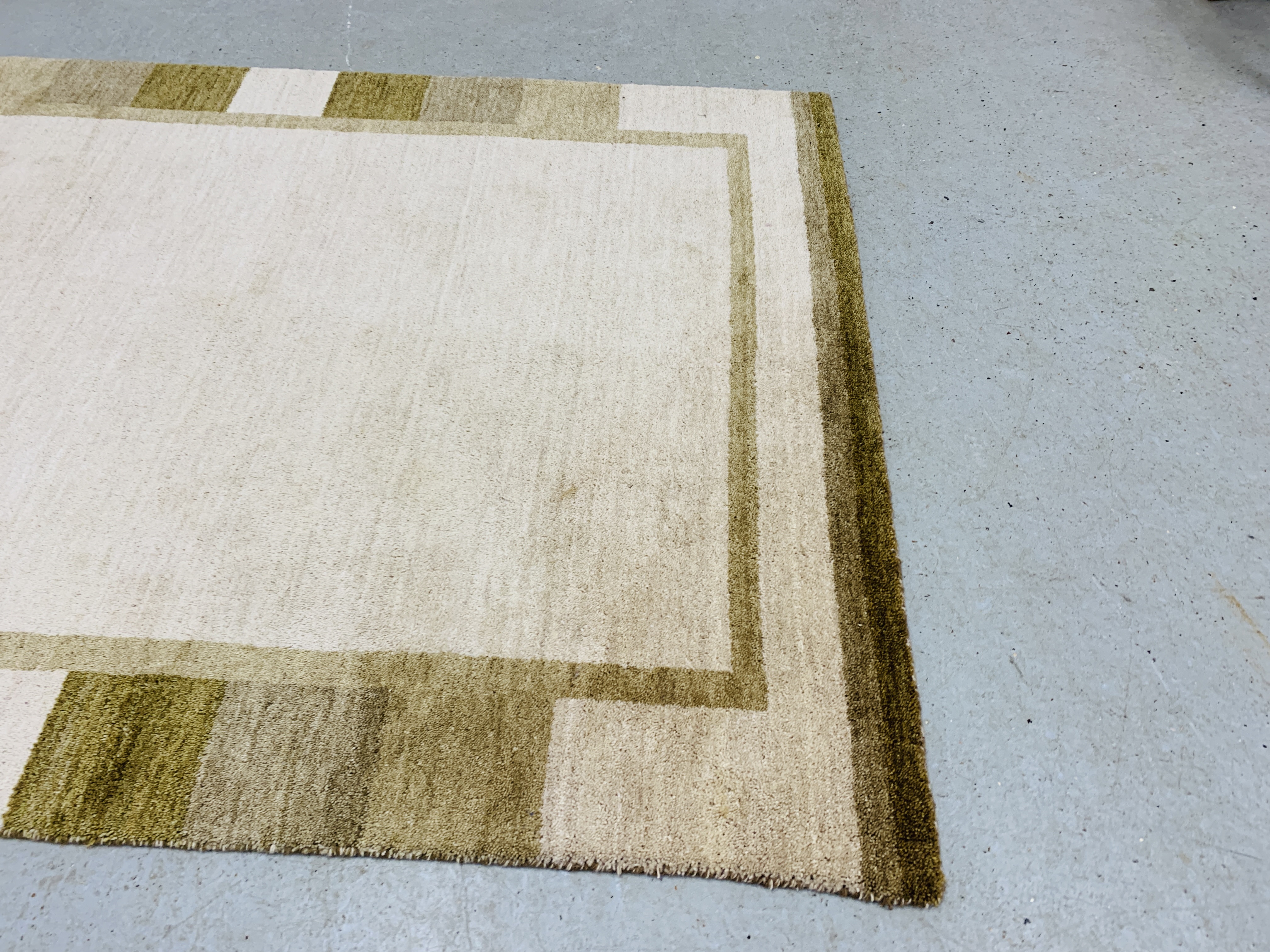 A LUXOR LIVING TEPPICH ROMA HAND KNOTTED 100% WOOL BEIGE PATTERNED CARPET 140 X 200CM. - Image 4 of 6
