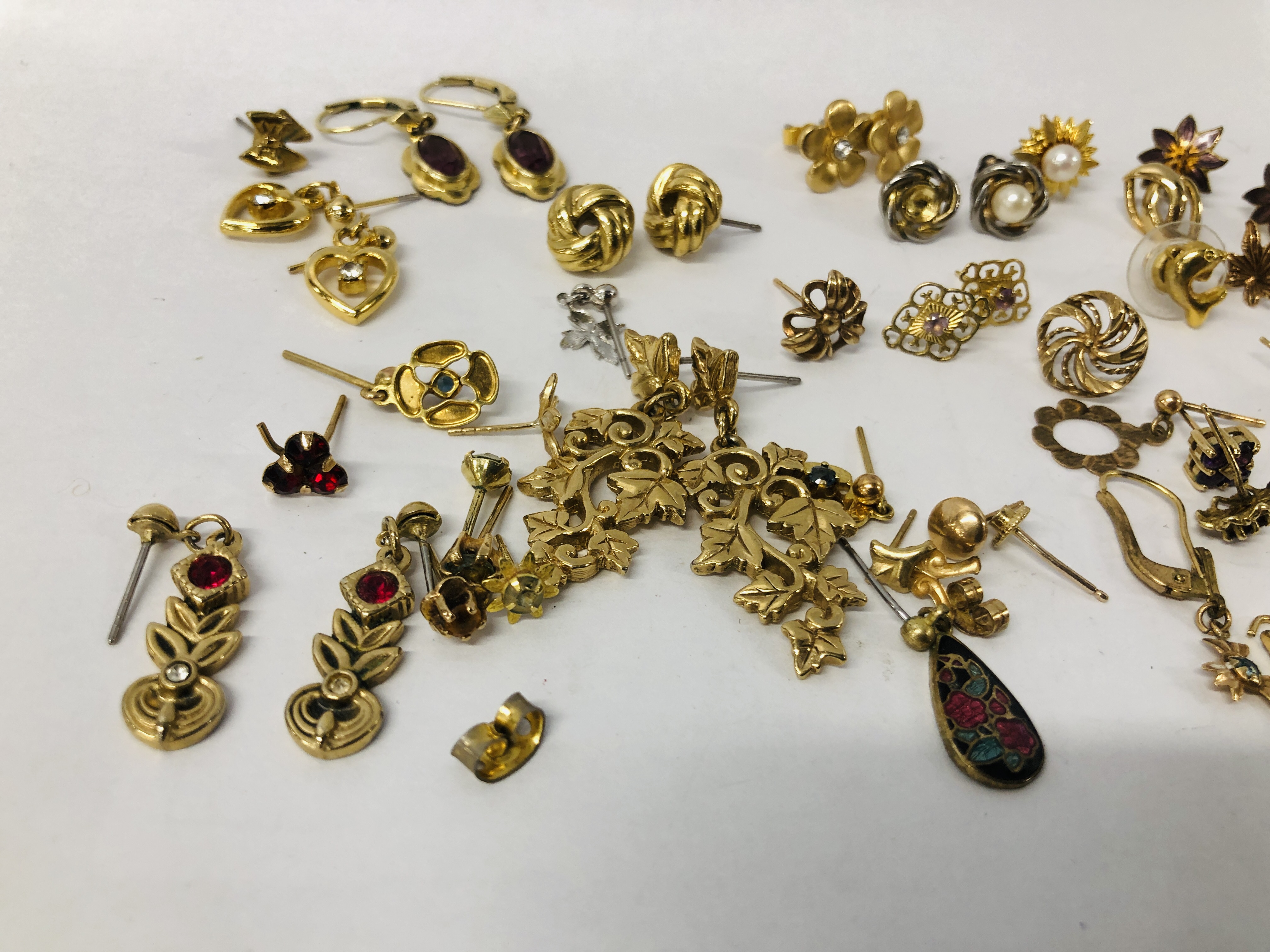 COLLECTION OF ASSORTED STUD EARRINGS TO INCLUDE STONE SET EXAMPLES AND SOME GOLD ETC. - Image 5 of 5