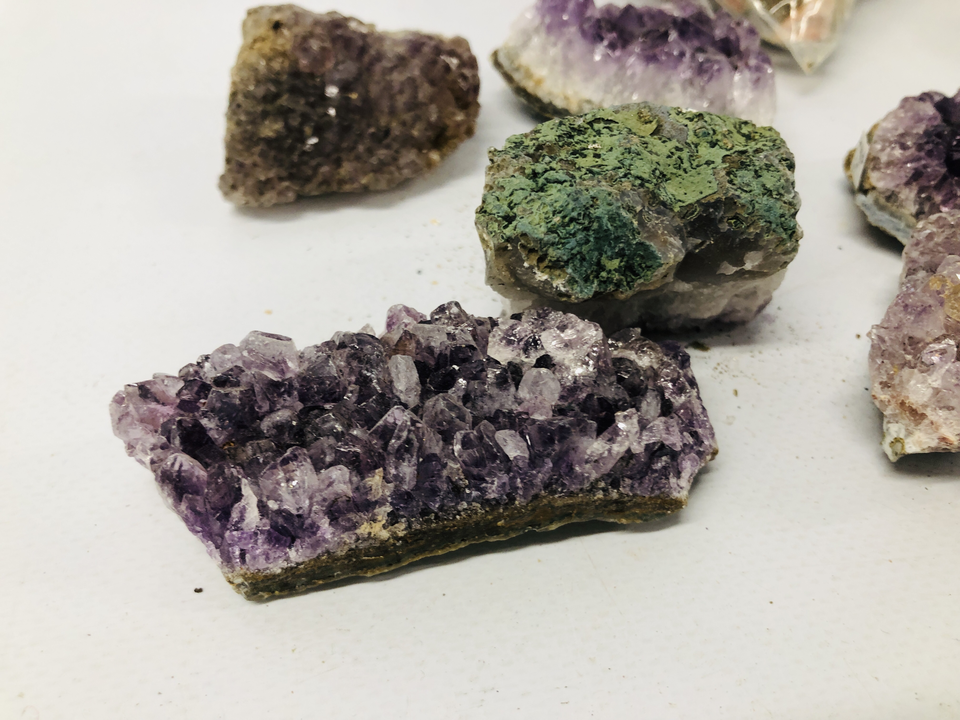 A COLLECTION OF MINERAL ROCKS TO INCLUDE AMETHYST, HAEMATITE, STALAGMITE QUARTZ, ETC. - Image 2 of 7