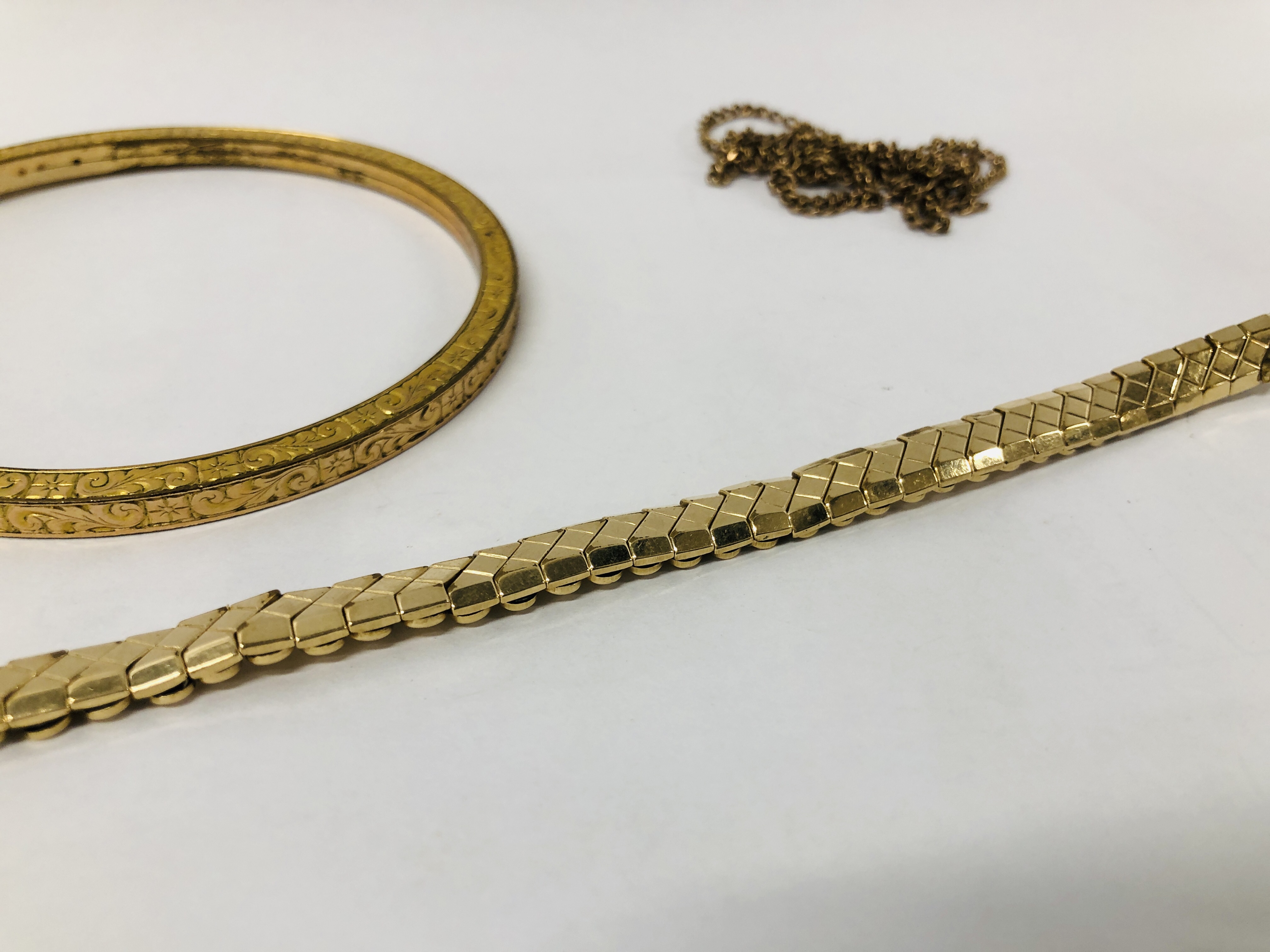 A VINTAGE GOLD PLATED BANGLE, ROLLED GOLD WATCH STRAP, YELLOW METAL CHAIN A/F. - Image 4 of 13