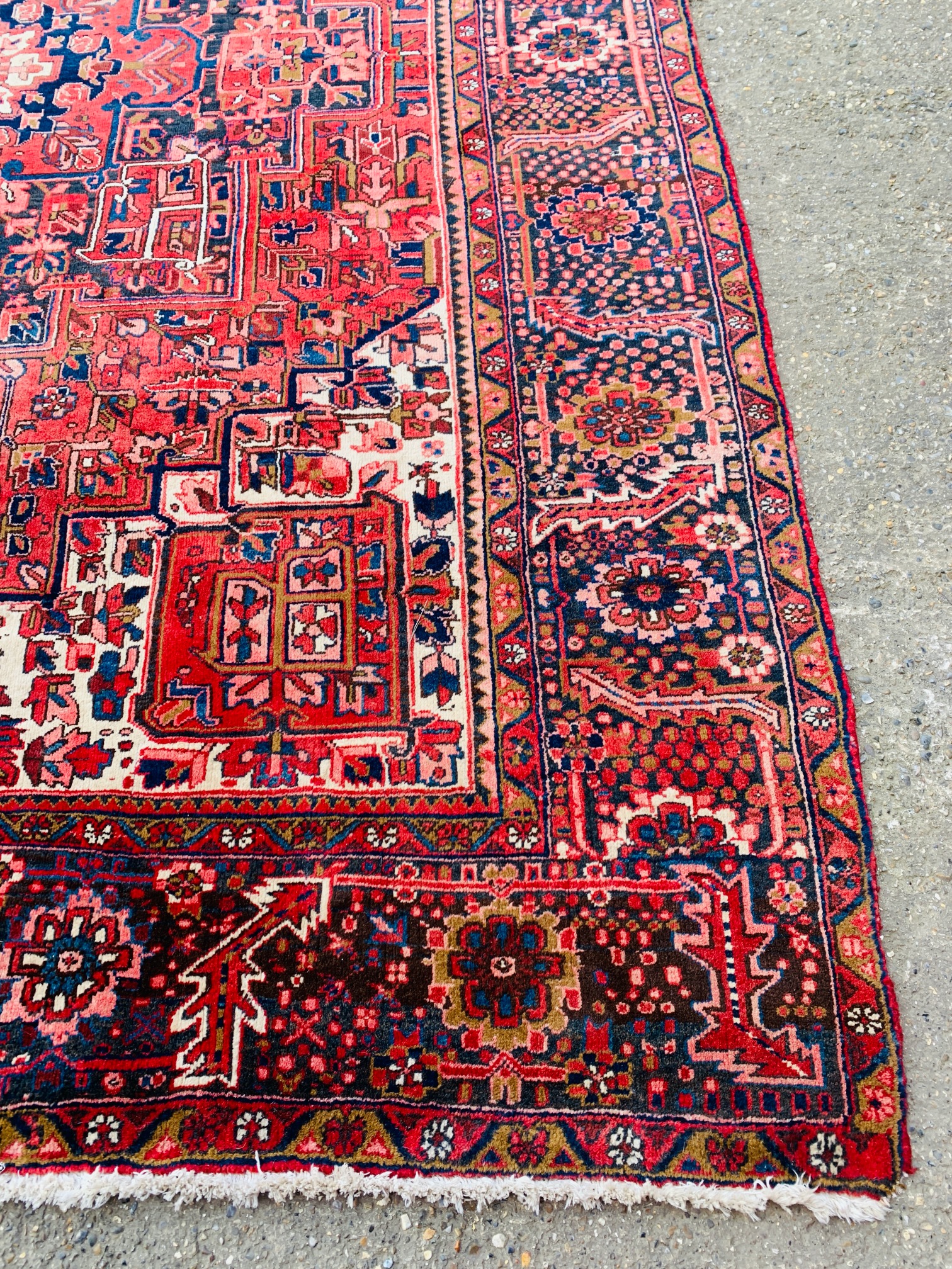 A GOOD QUALITY RED PATTERNED EASTERN CARPET 3.75M X 2.9M. - Image 2 of 15