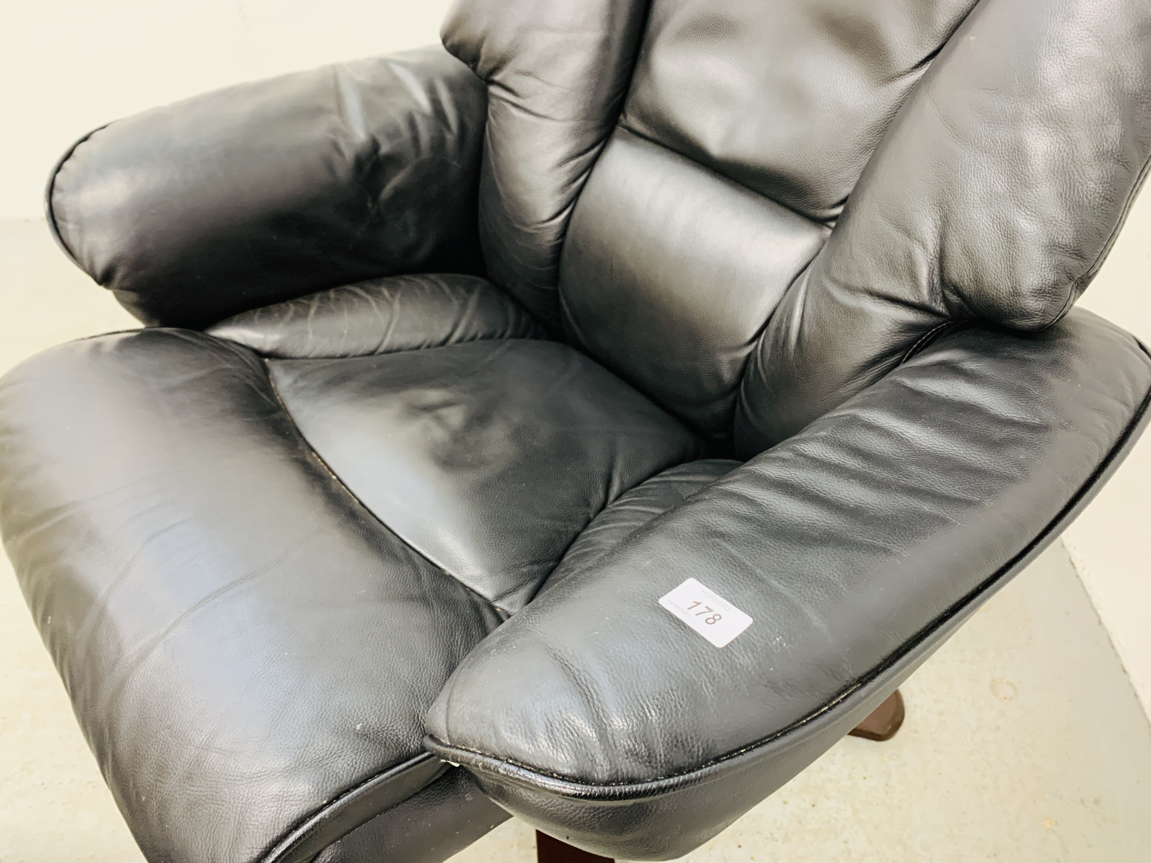 A BLACK LEATHER RELAXER CHAIR AND MATCHING FOOT STOOL. - Image 4 of 8