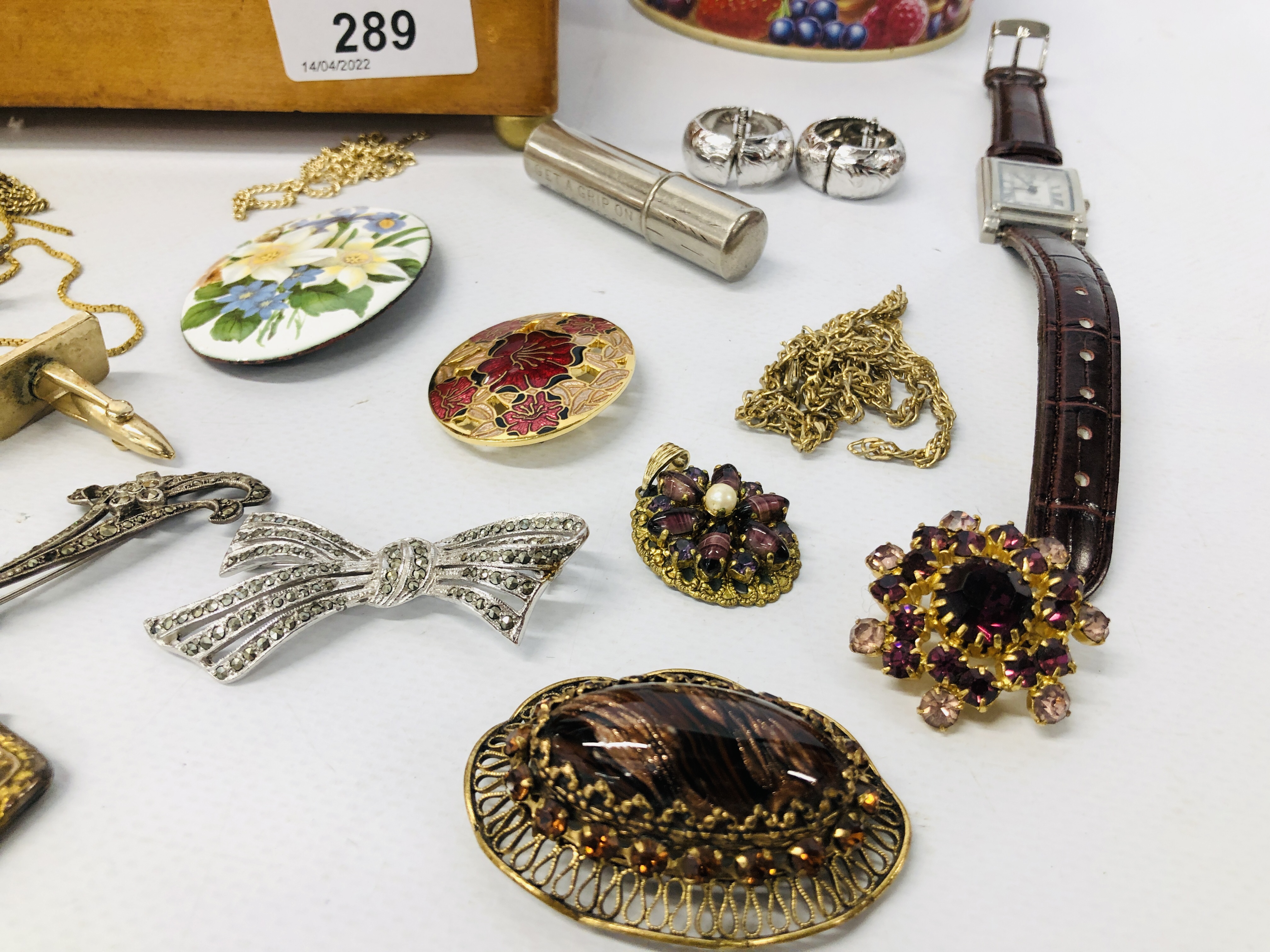 MUSICAL JEWELLERY BOX AND CONTENTS TO INCLUDE VARIOUS COSTUME JEWELLERY CLIP ON EARRINGS, - Image 5 of 10