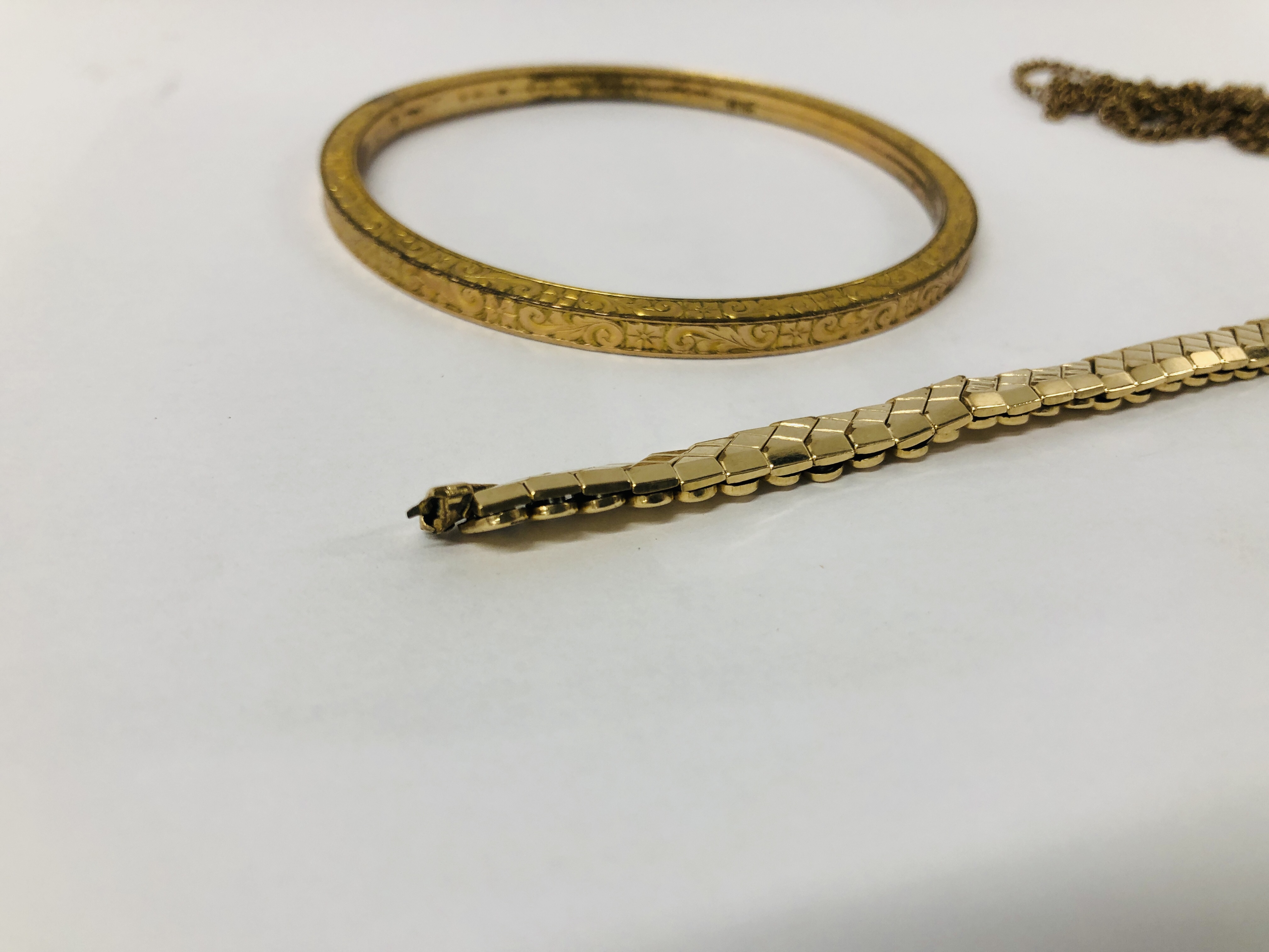 A VINTAGE GOLD PLATED BANGLE, ROLLED GOLD WATCH STRAP, YELLOW METAL CHAIN A/F. - Image 3 of 13